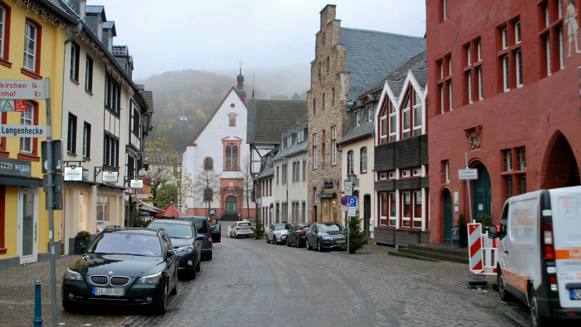 An der Marktstraße parken einige Autos.