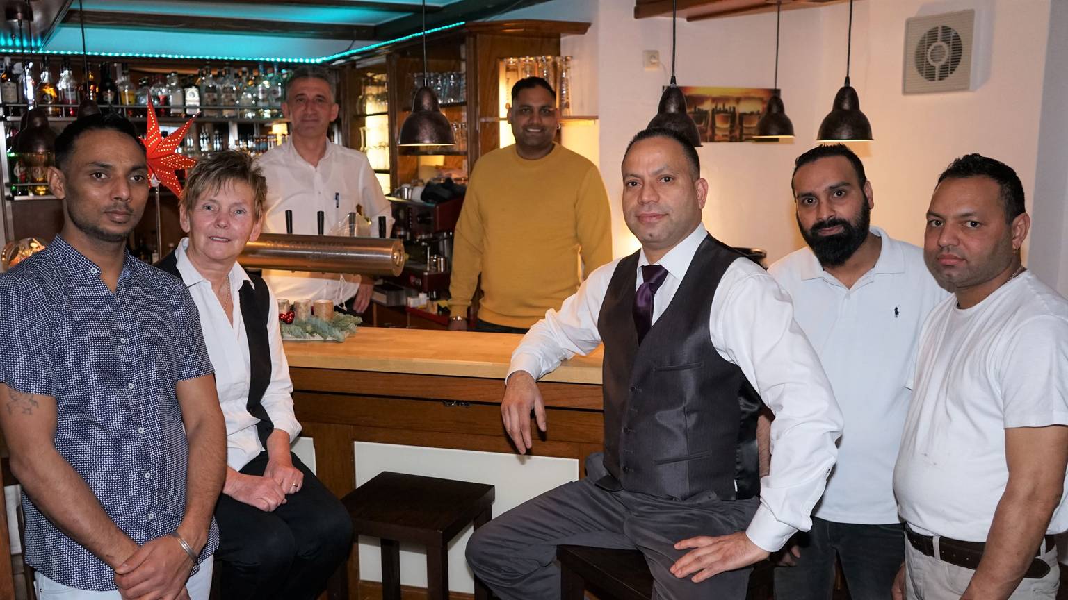 Tarsem „Jonny“ Singh und sein sechsköpfiges Team stehen an der Theke im „Bleifelder Hof“ auf dem Lüderich in Rösrath.