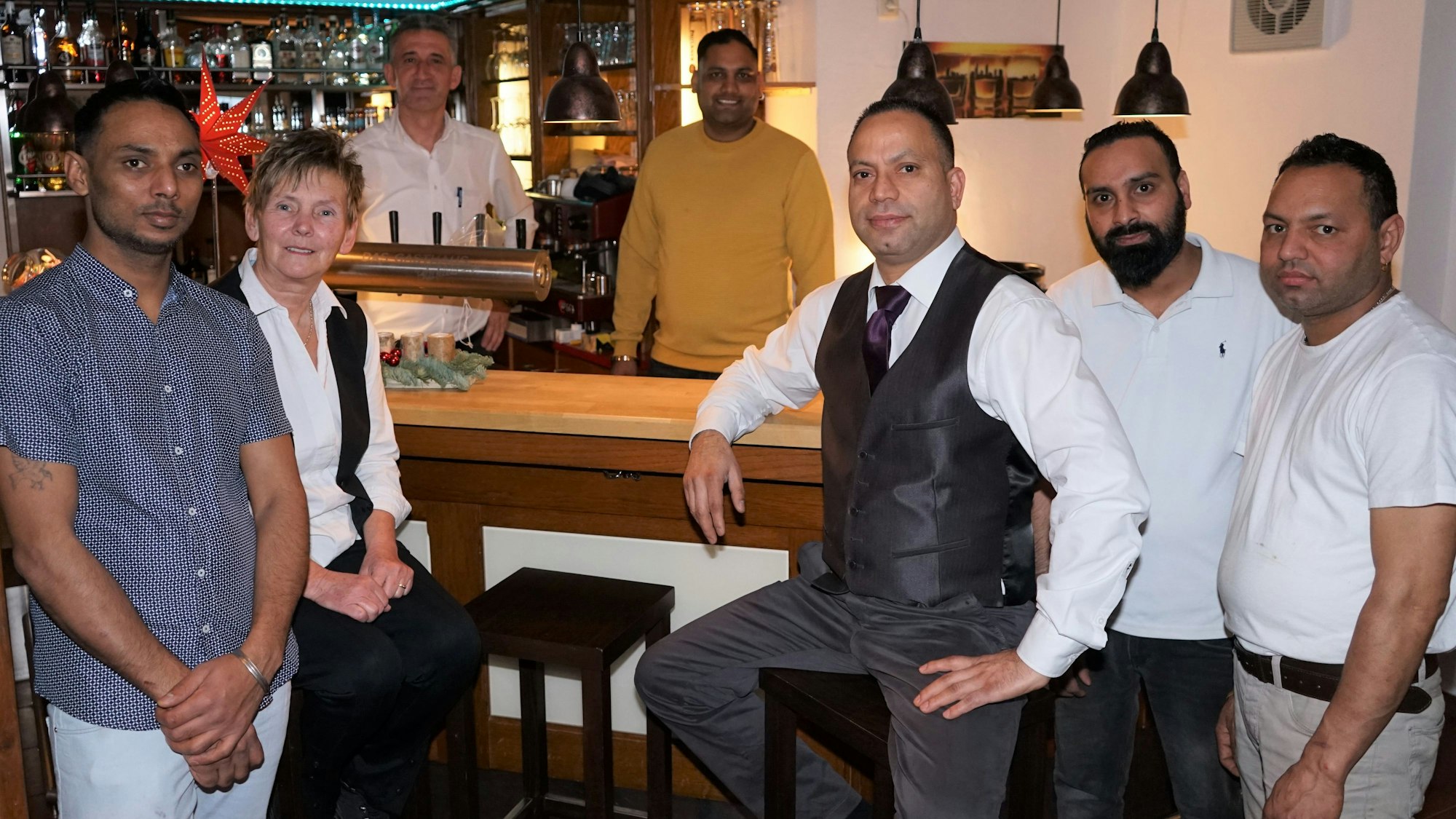 Tarsem „Jonny“ Singh und sein Team stehen an der Theke im „Bleifelder Hof“.