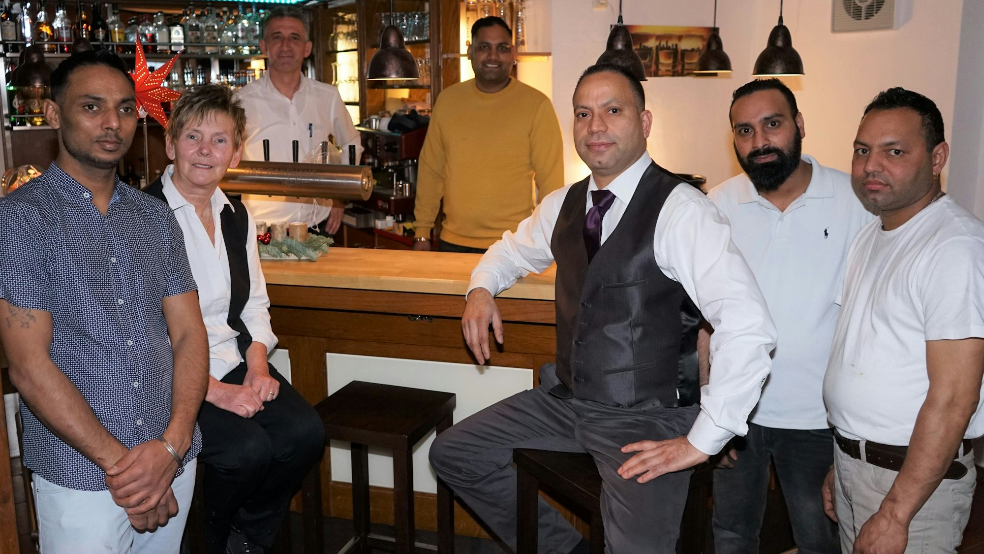 Tarsem „Jonny“ Singh und sein sechsköpfiges Team stehen an der Theke im „Bleifelder Hof“ auf dem Lüderich in Rösrath.