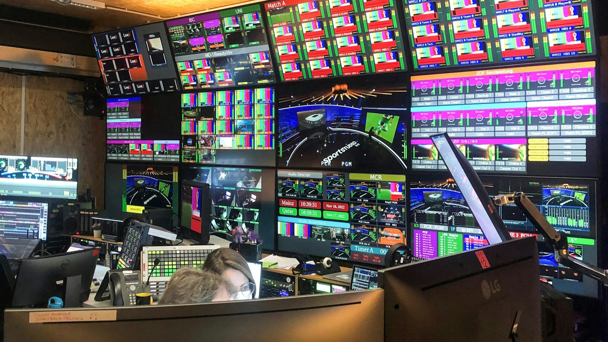 Blick in den technischen Kontrollraum im WM-Sendezentrum von ARD und ZDF in Mainz. An der Wand hängen Dutzende Bildschirme.