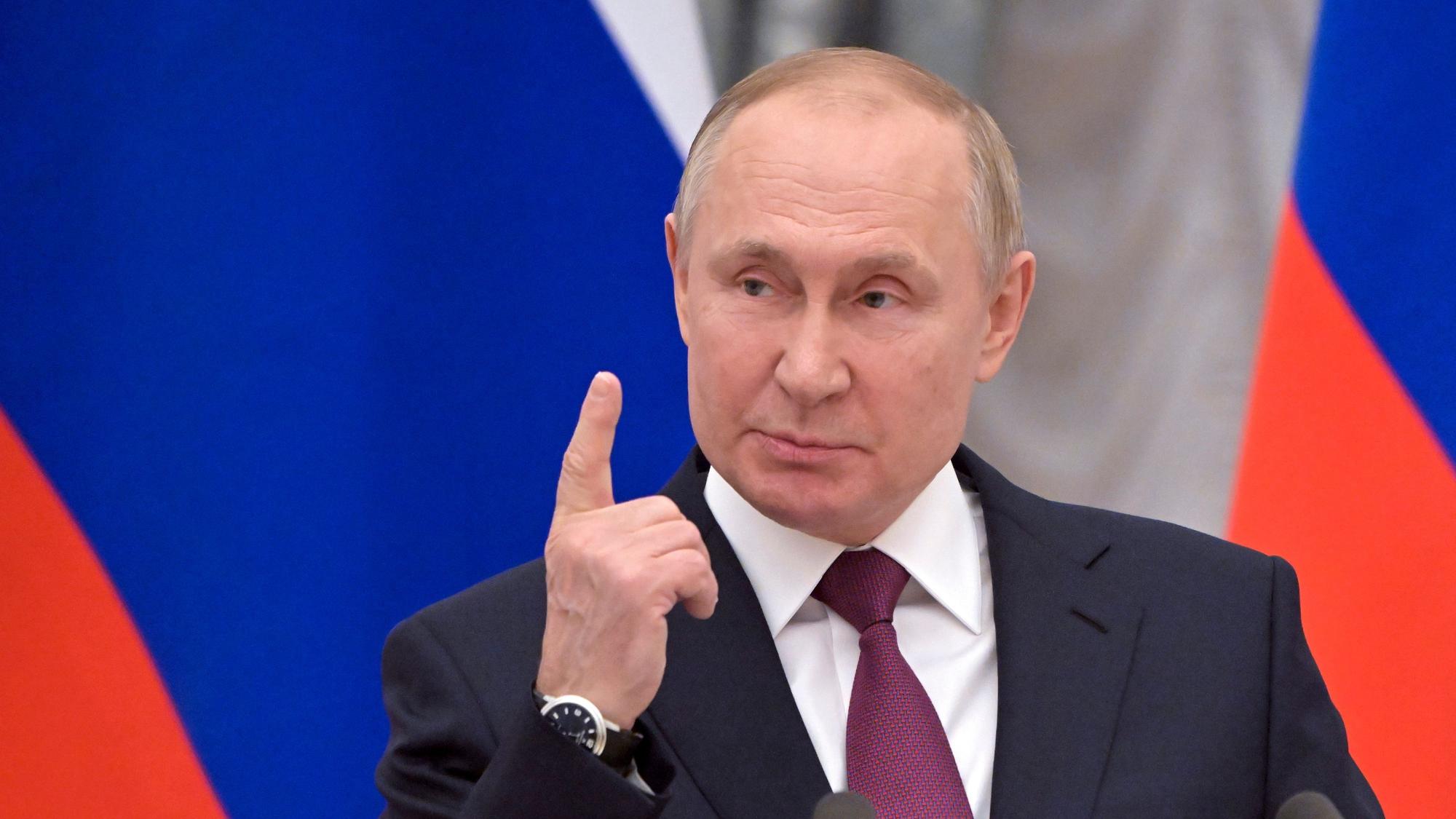 Der russische Präsident Wladimir Putin gestikuliert während einer gemeinsamen Pressekonferenz mit dem deutschen Bundeskanzler Olaf Scholz nach ihren Gesprächen im Kreml in Moskau, Russland, Dienstag, 15. Februar 2022.