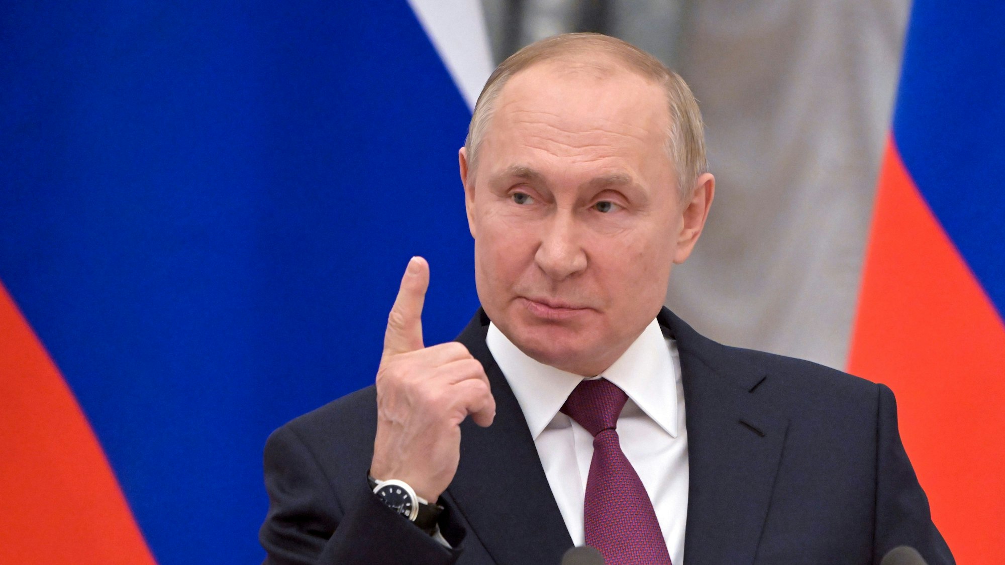 Der russische Präsident Wladimir Putin gestikuliert während einer gemeinsamen Pressekonferenz mit dem deutschen Bundeskanzler Olaf Scholz nach ihren Gesprächen im Kreml in Moskau, Russland, Dienstag, 15. Februar 2022.