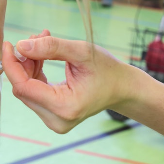 Ein Bürger lässt sich von einer medizinischen Mitarbeiterin den Impfstoff von Biontech gegen Corona in den Oberarm spritzen.