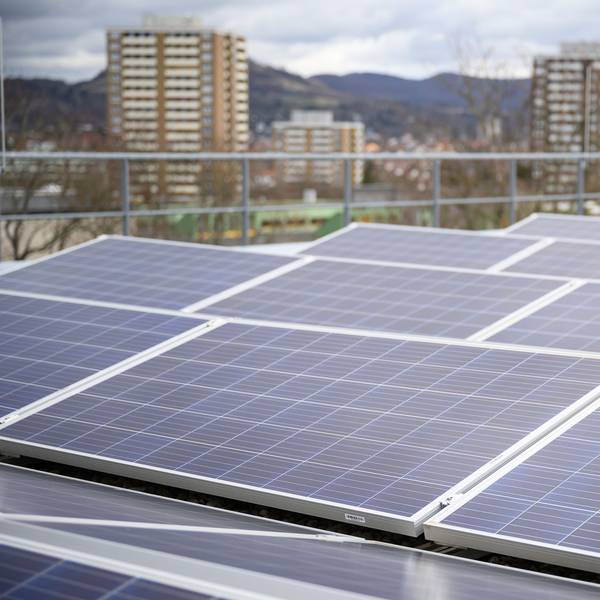 Eine Photovoltaikanlage steht auf dem Gebäude 3 der Hochschule Reutlingen.