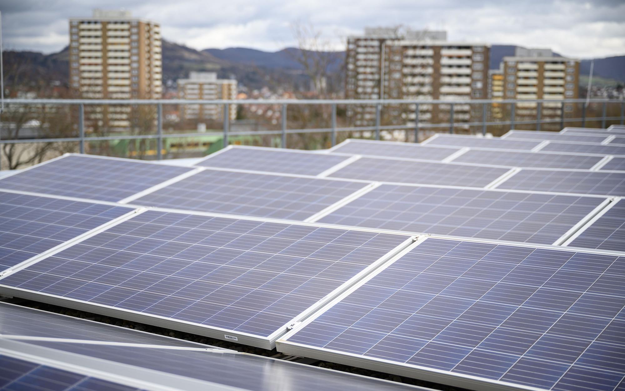Eine Photovoltaikanlage steht auf einem Gebäide