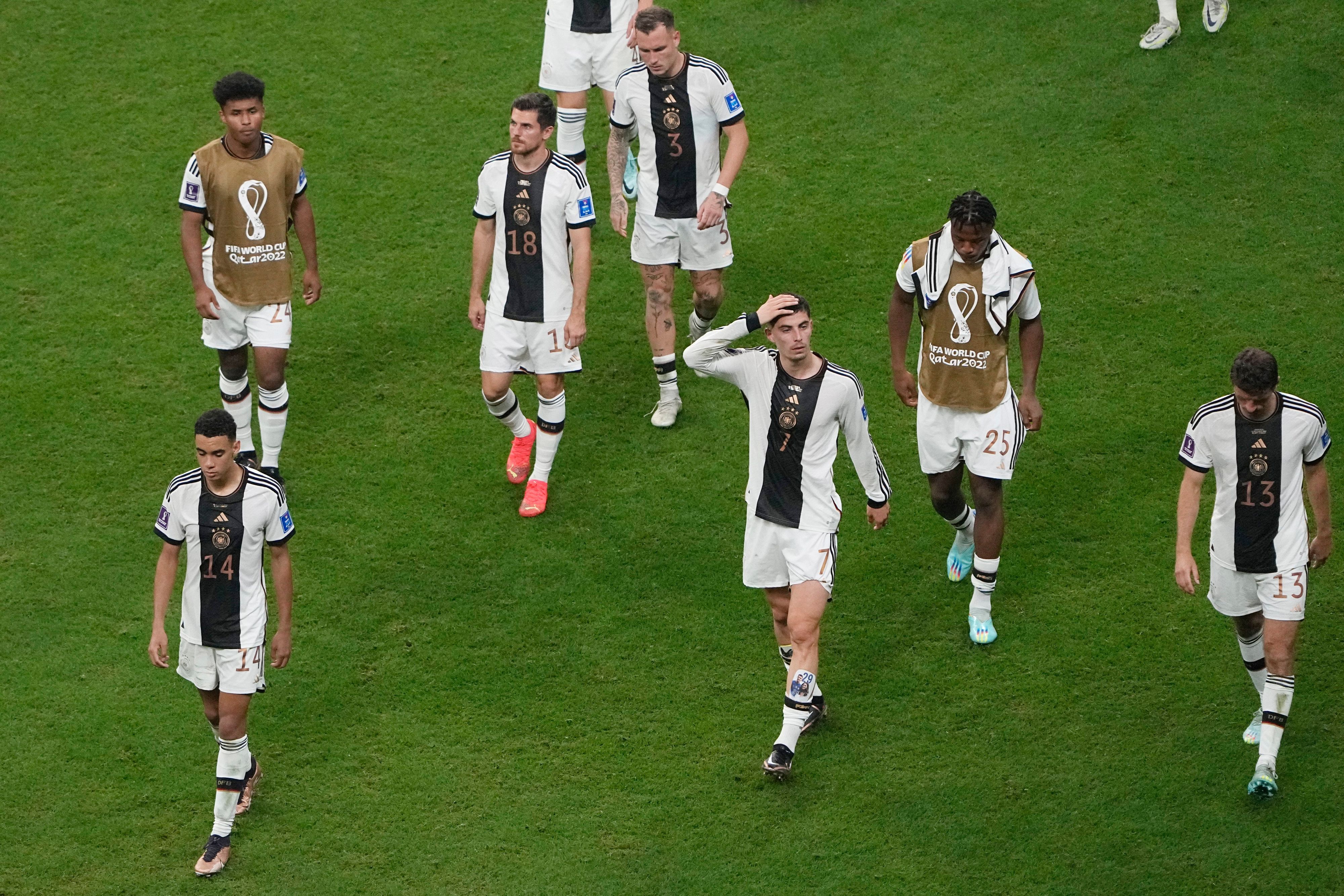 Bitteres Aus: die Spieler der deutschen Mannschaft verlassen nach dem Spiel den Platz.