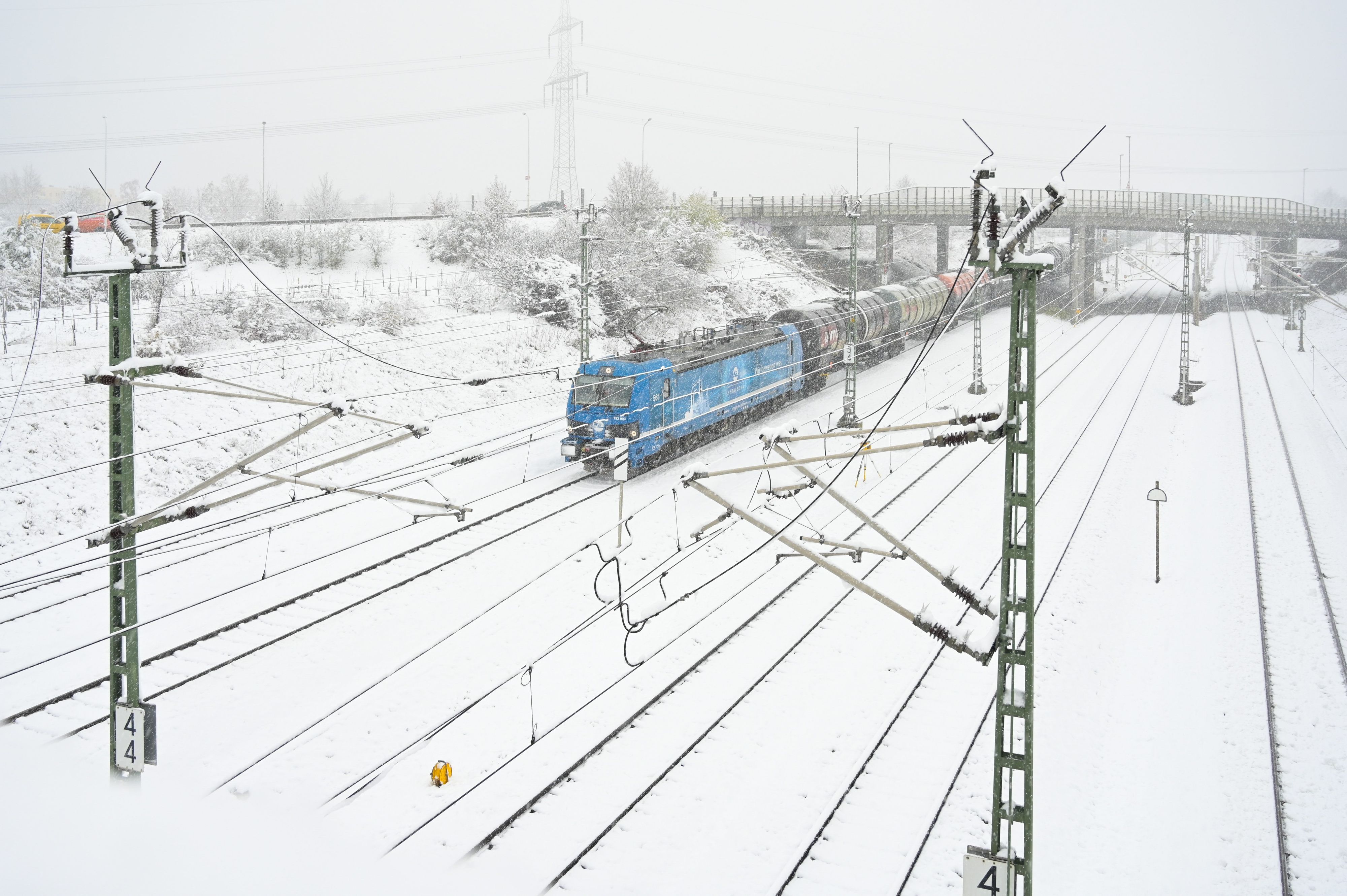 Die schneebedeckte Bahnstrecke in Halle-Ammendorf. Entlang dieser Strecke ereignete sich ein Bahnunfall, bei dem ein Mensch ums Leben kam.