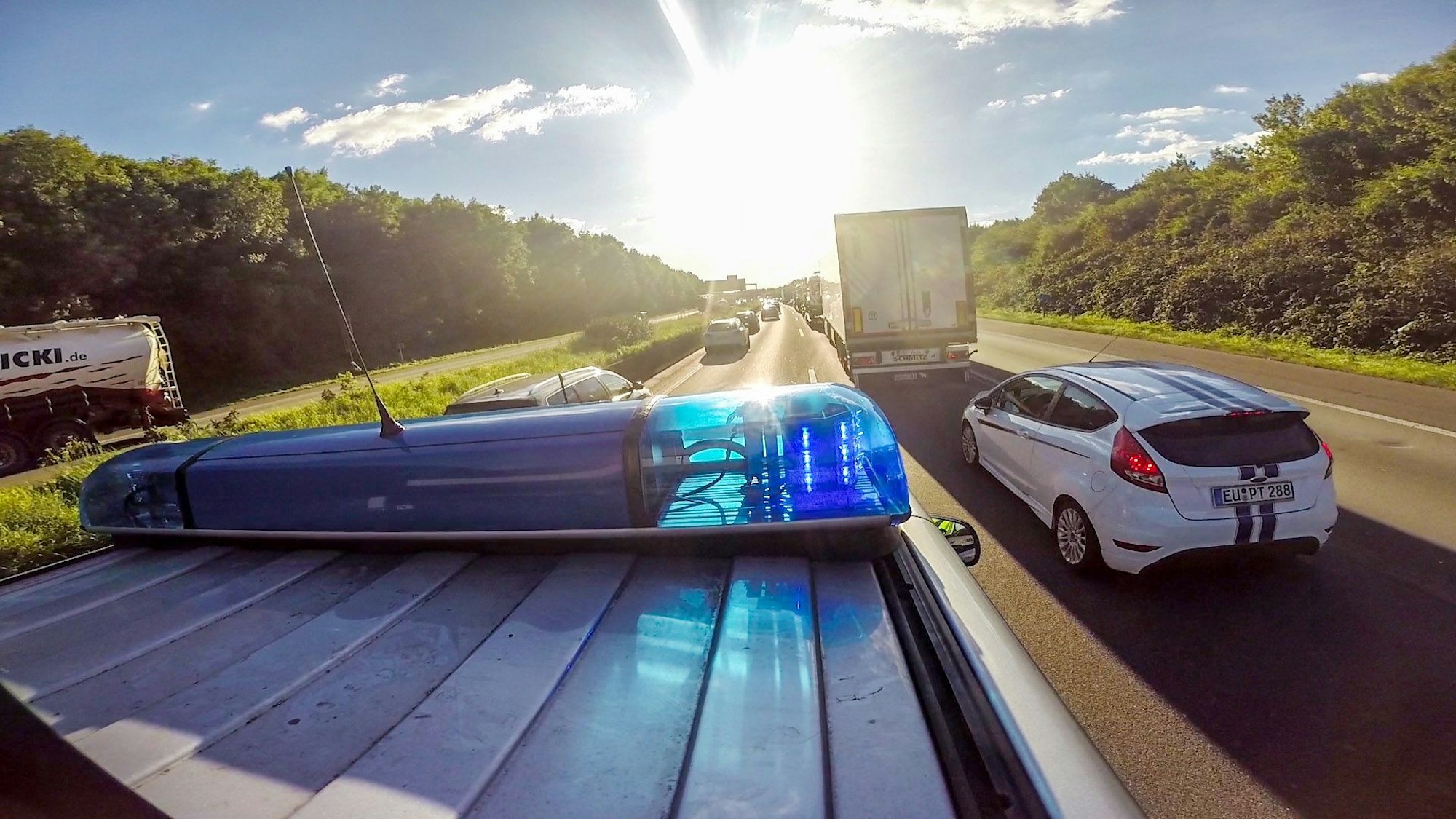 Ein Streifenwagen der Autobahnpolizei Köln fährt mit Blaulicht und Martinshorn auf der Autobahn 4.