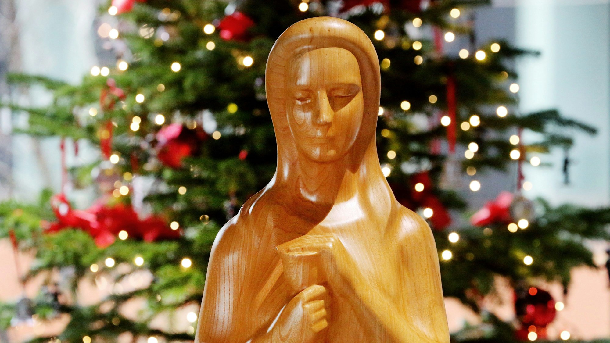 Die Holzstatue der Heiligen Barbara steht im Eingangsbereich der RAG auf der Zeche Zollverein.
