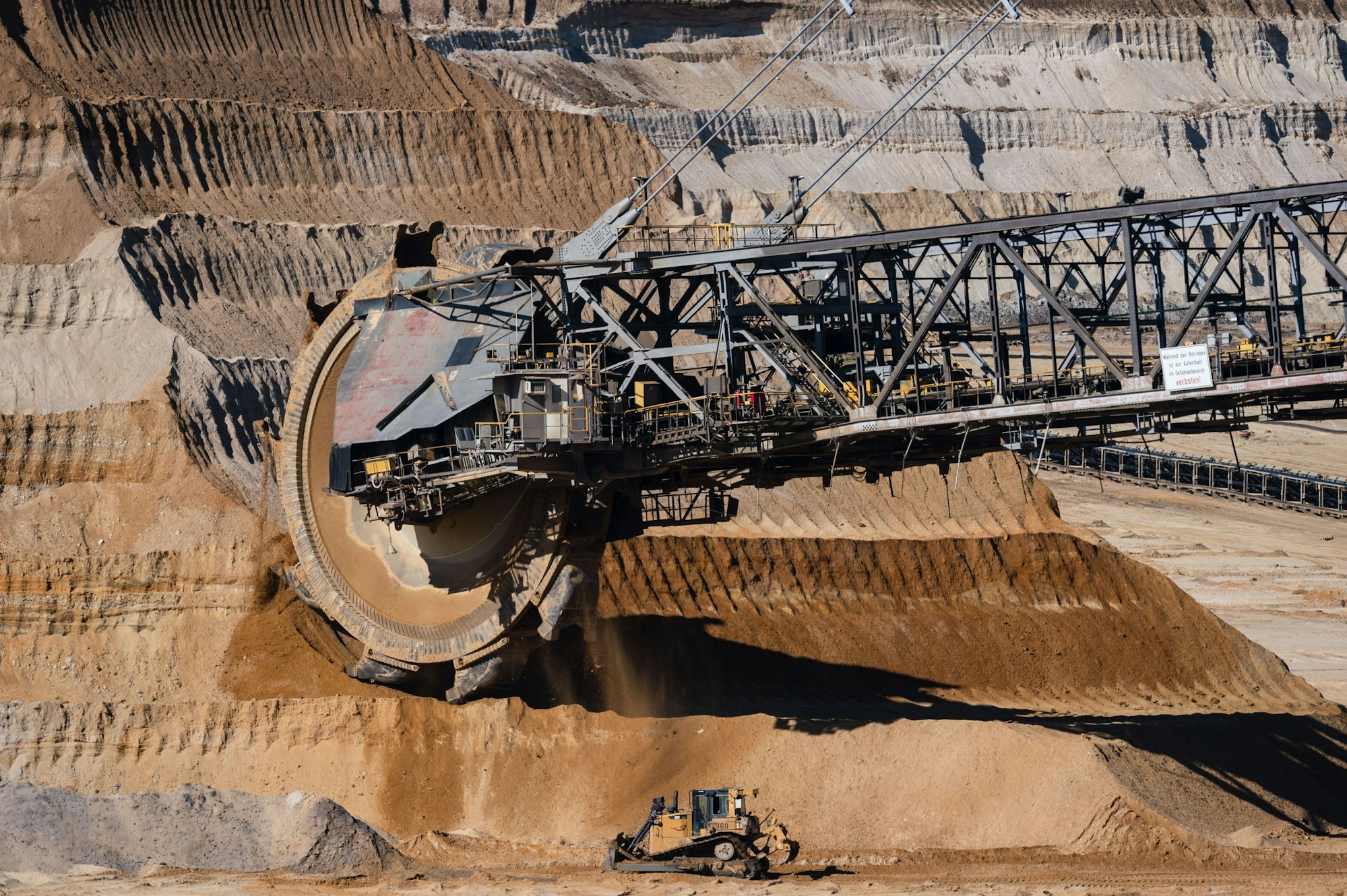 ARCHIV - 04.10.2022, Nordrhein-Westfalen, Erkelenz: Ein Schaufelradbagger arbeitet im Tagebau Garzweiler. Das Dorf Lützerath soll dem Braunkohletagebau Garzweiler weichen.