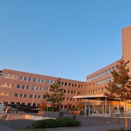 Das Kreishaus des Rheinisch-Bergischen Kreises in Bergisch Gladbach in der roten Abendsonne.