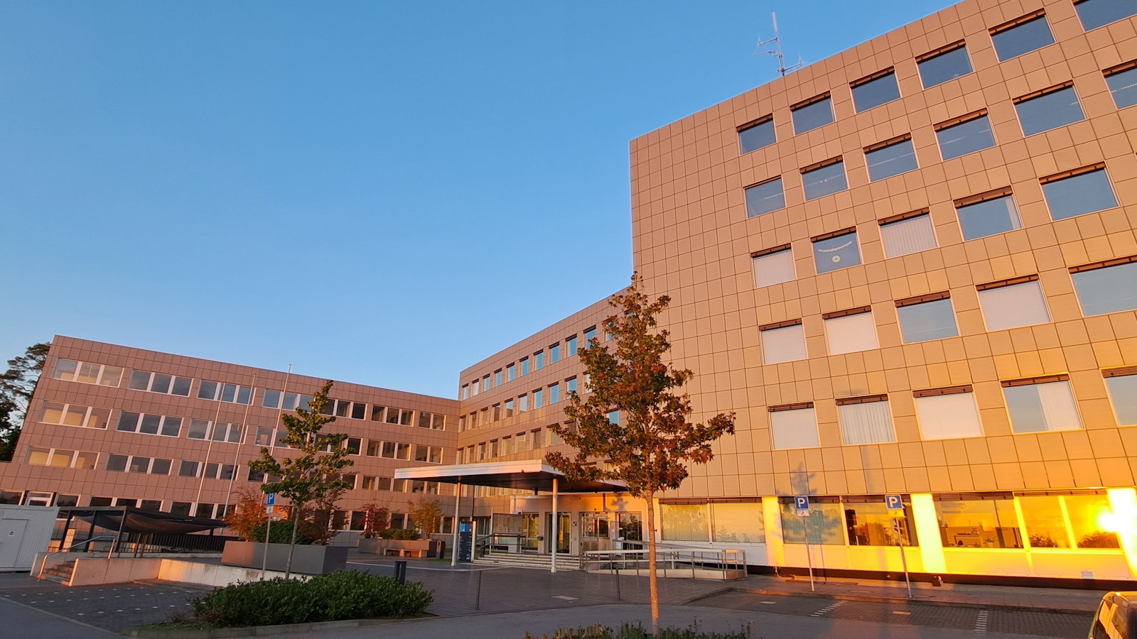 Das Kreishaus des Rheinisch-Bergischen Kreises in Bergisch Gladbach in der roten Abendsonne.