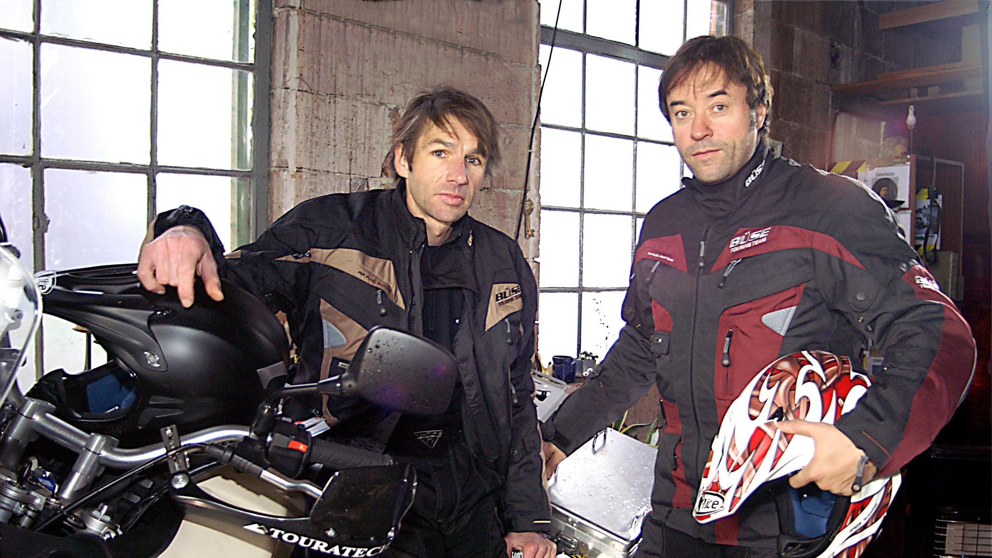 Die Schauspieler und Freunde Jan Josef Liefers (r) und Tobias Langhoff stehen in Motorradmonturen an ihren Motorrädern.