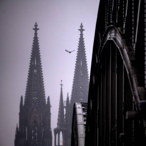 27.01.2022, Nordrhein-Westfalen, Köln: Im Dunst und im Nieselregen steht der Dom am Rheinufer.