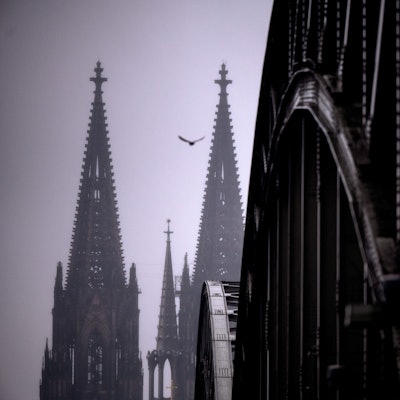 27.01.2022, Nordrhein-Westfalen, Köln: Im Dunst und im Nieselregen steht der Dom am Rheinufer.