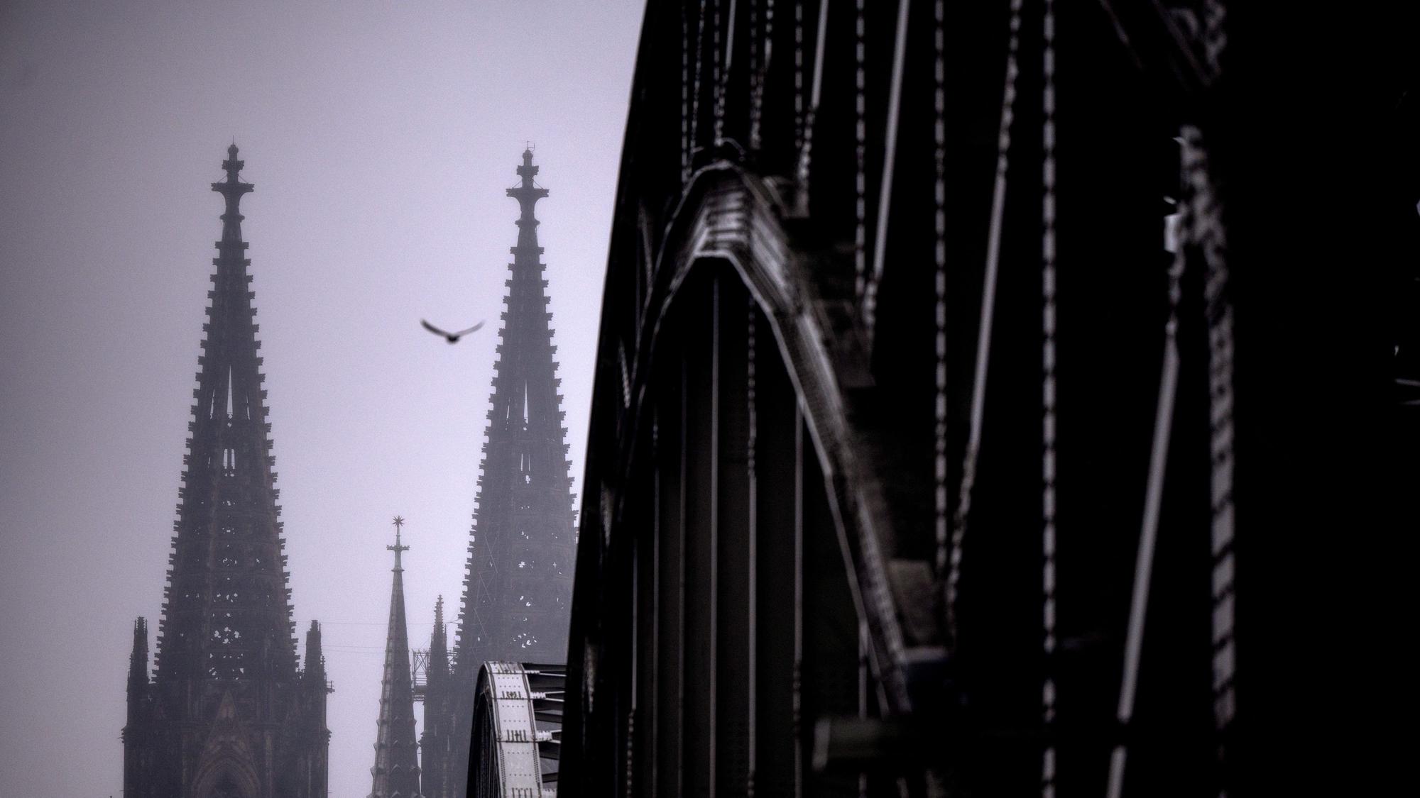 Nordrhein-Westfalen, Köln: Im Dunst und im Nieselregen steht der Dom am Rheinufer.