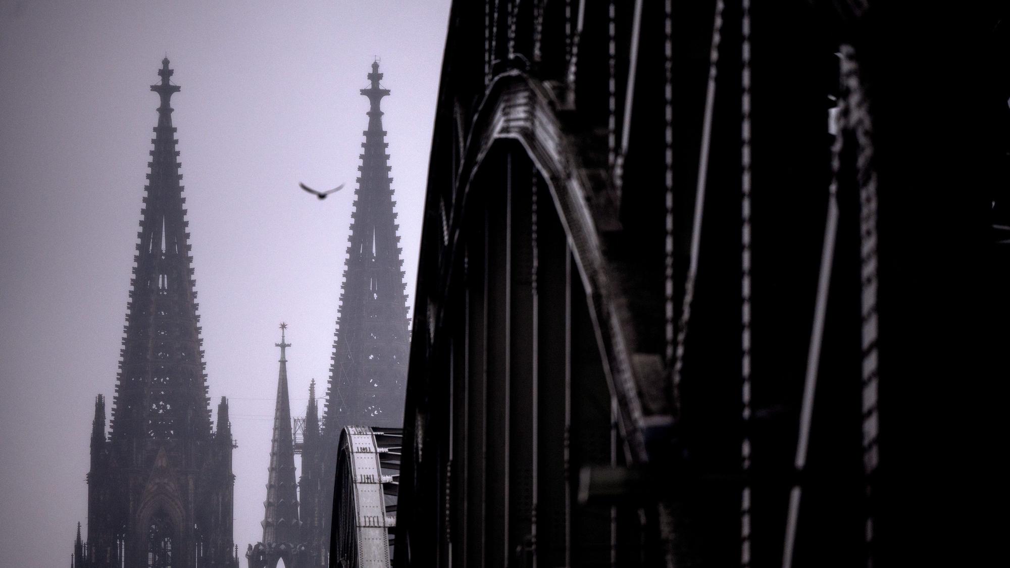 27.01.2022, Nordrhein-Westfalen, Köln: Im Dunst und im Nieselregen steht der Dom am Rheinufer.