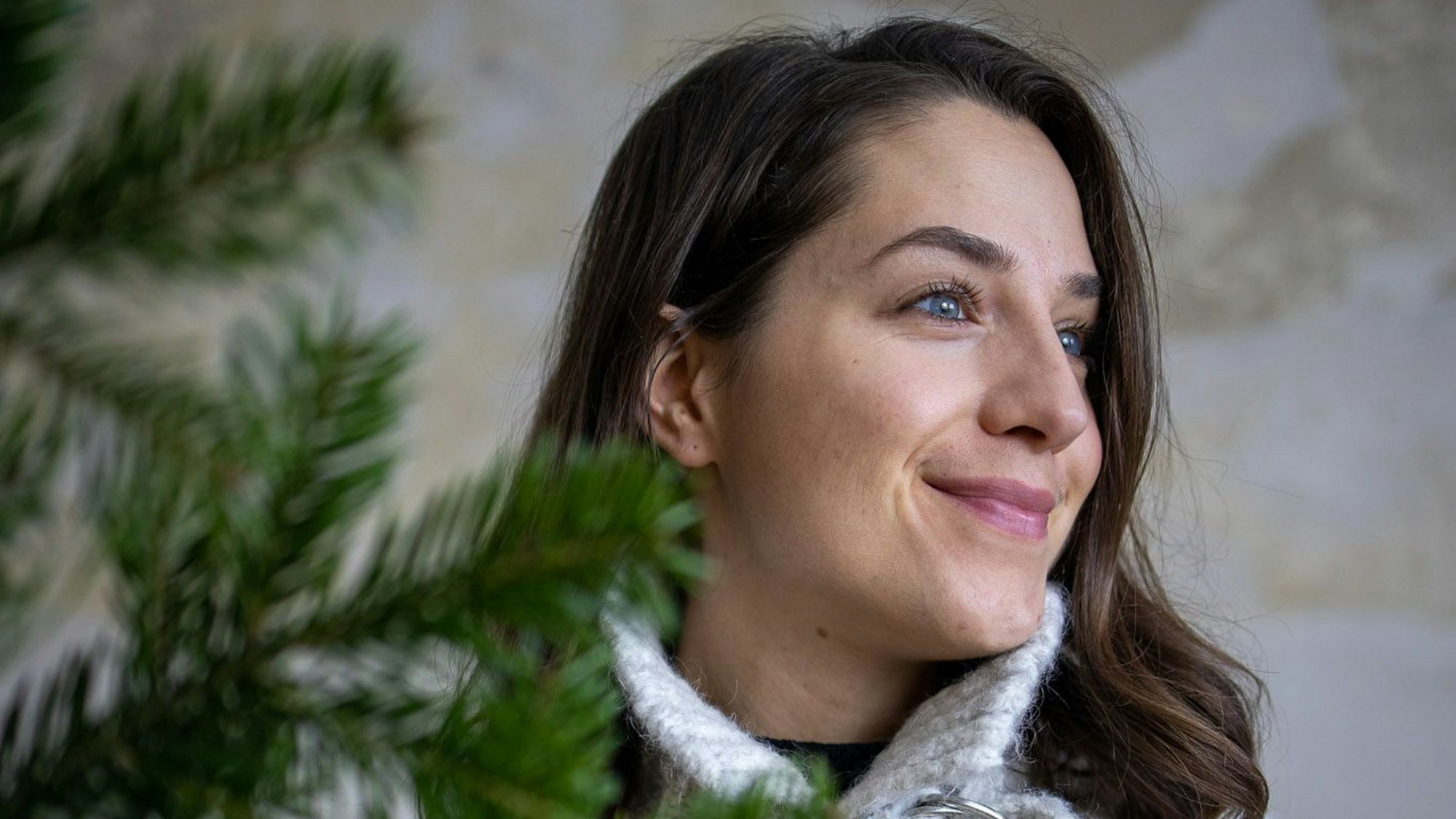 Buchautorin und Kräuterpädagogin Victoria Lorenz hält einen Tannenzweig in der Hand.