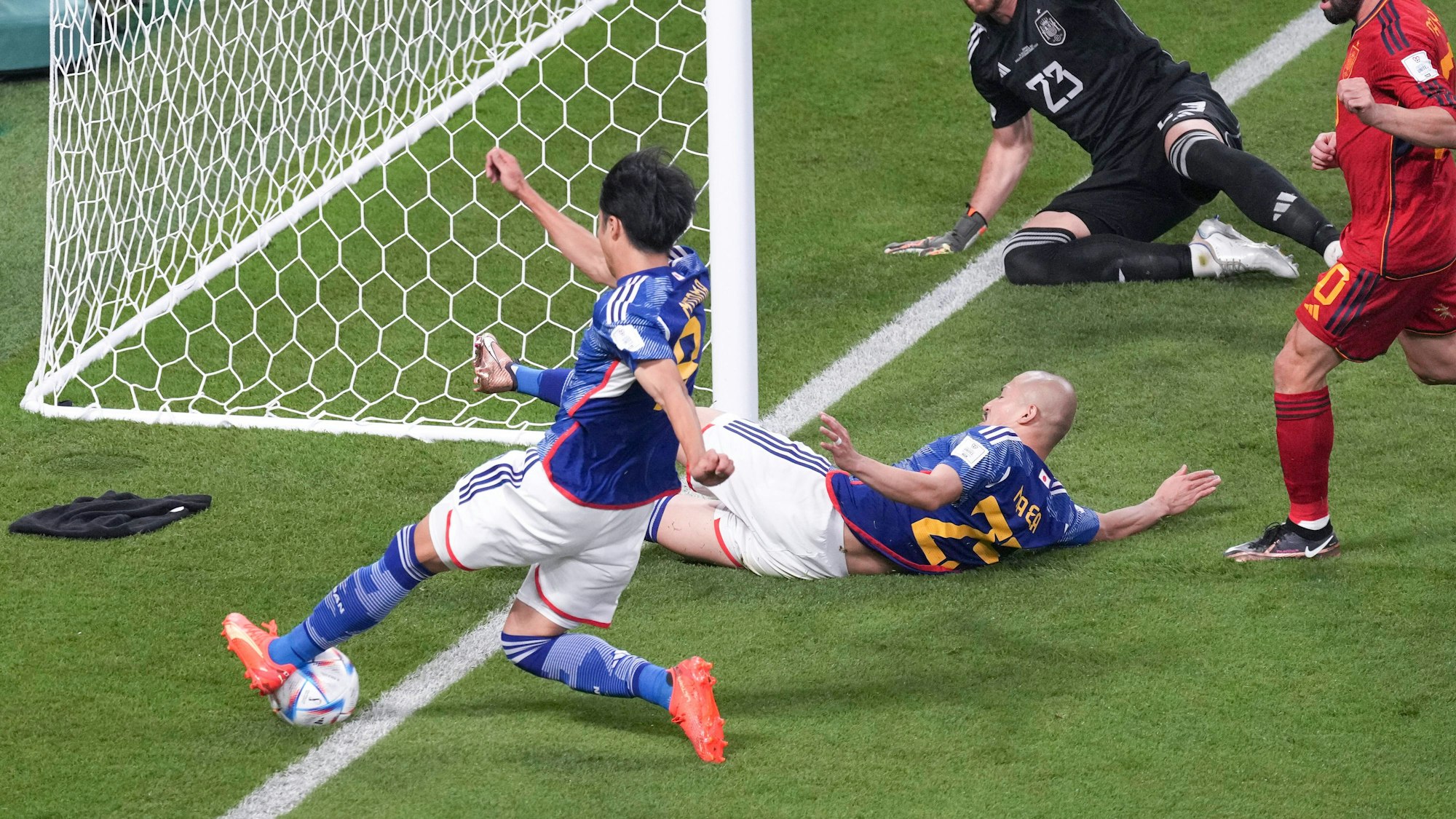 Japans Mitoma (l.) spielt den Ball von außen in die Mitte, daraufhin fällt das 2:1.