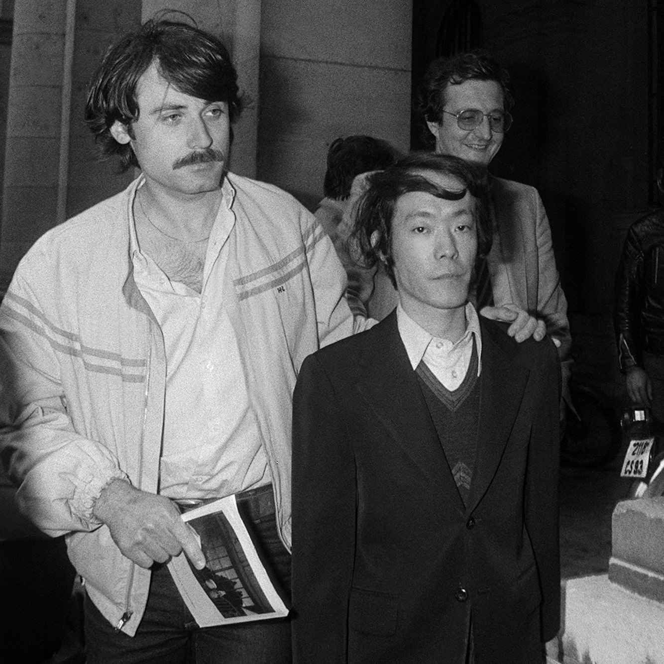 Polizeibeamte führen Issei Sagawa in Paris ab.