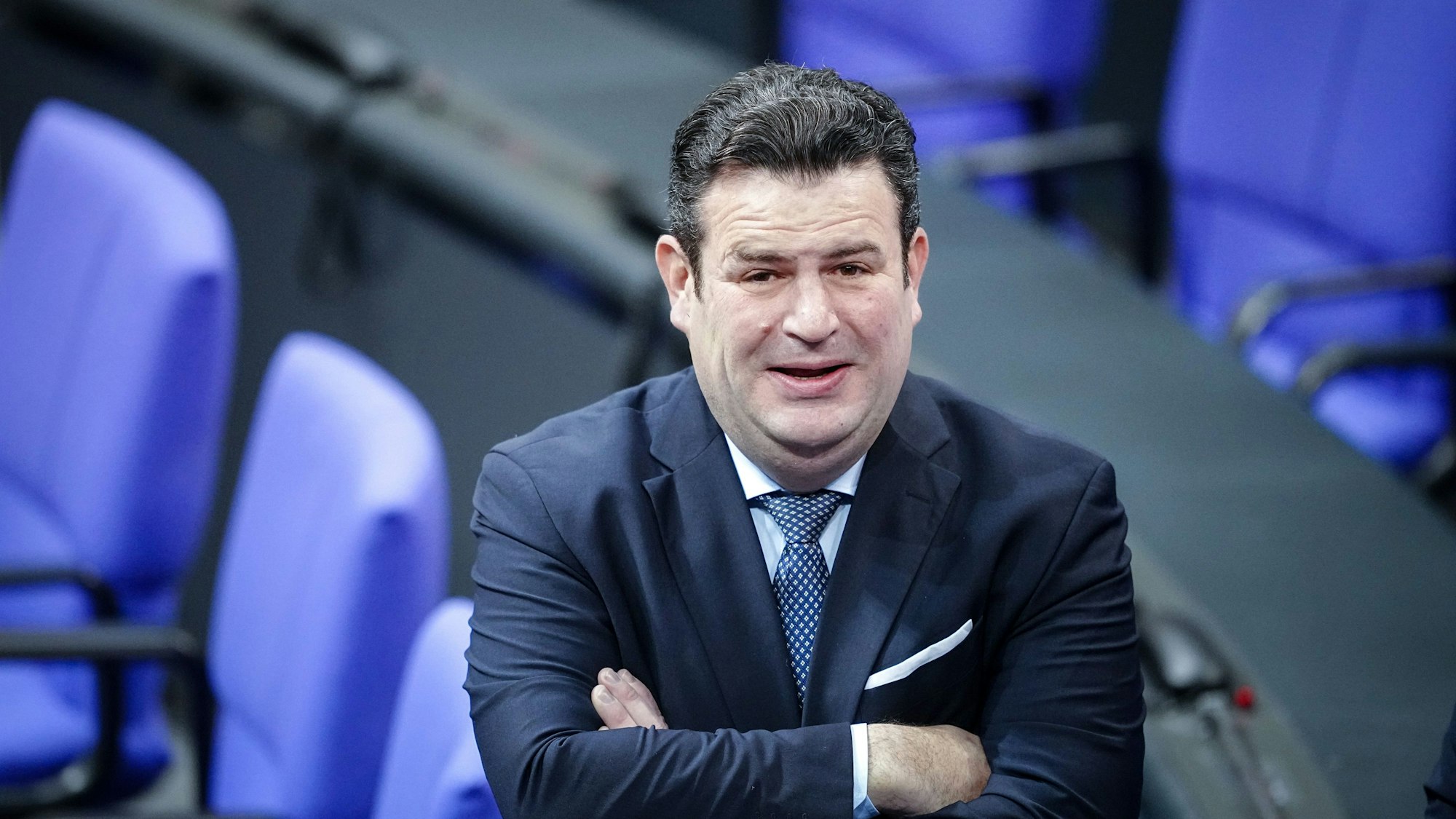 Hubertus Heil (SPD), Bundesminister für Arbeit und Soziales, nimmt an der Sitzung des Bundestags teil.