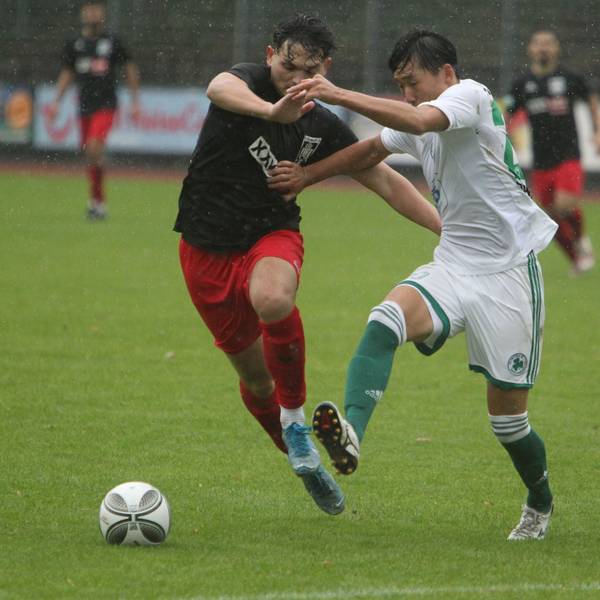 Der Hennefer Akteur Johannes Siregar sprintet dem Ball hinterher und hält sich seinen Gegenspieler mit Armeinsatz vom Leib.