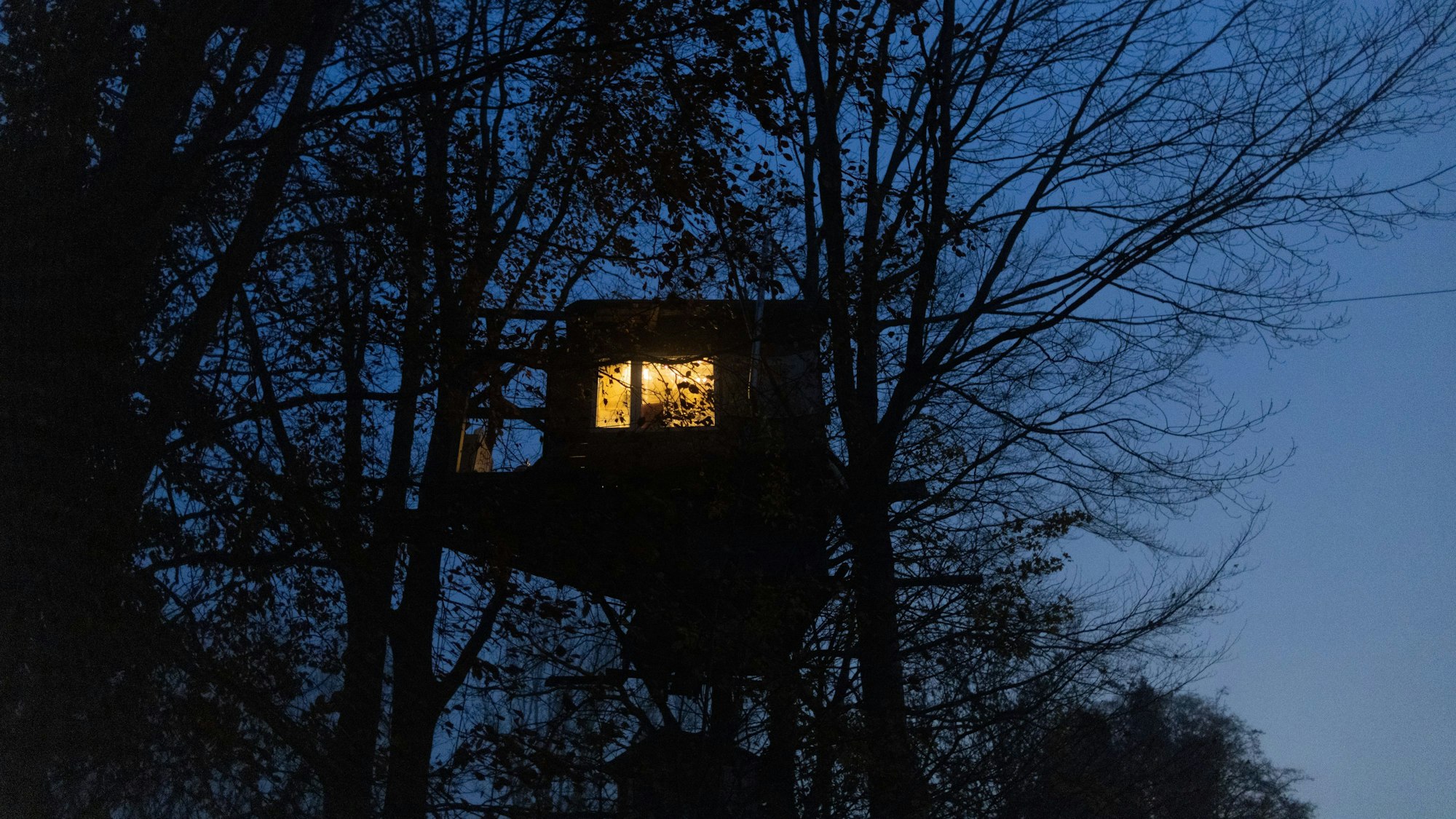 dpatopbilder - 29.11.2022, Nordrhein-Westfalen, Lützerath: Umweltaktivisten leben im Protestcamp in Baumhäusern.