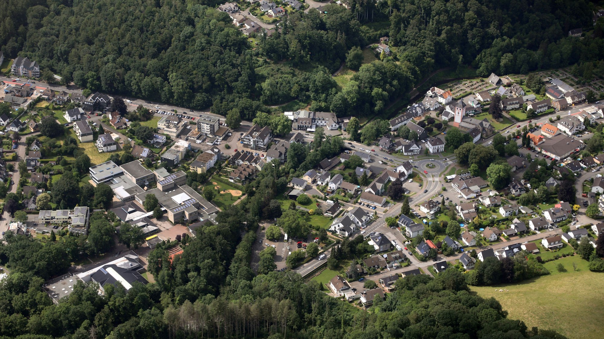 Die Luftaufnahme zeigte das Odenthaler Stadtzentrum, ringsherum liegen Wälder.