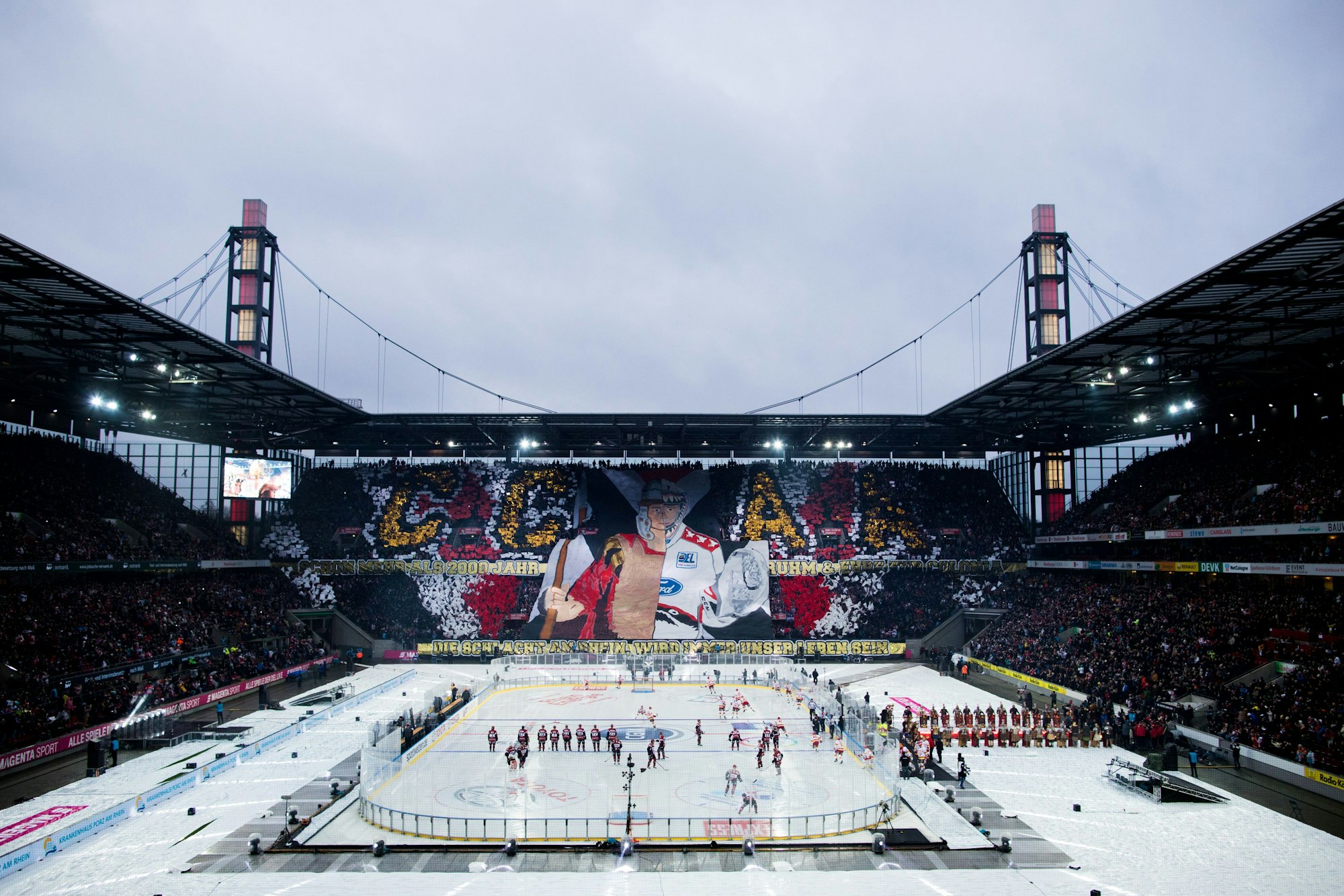 12.01.2019, Nordrhein-Westfalen, Köln: Eishockey: DEL Winter Game, Kölner Haie - Düsseldorfer EG, Hauptrunde, 50. Spieltag. Die Kölner Fans zeigen eine Choreographie. Foto: Rolf Vennenbernd/dpa +++ dpa-Bildfunk +++
