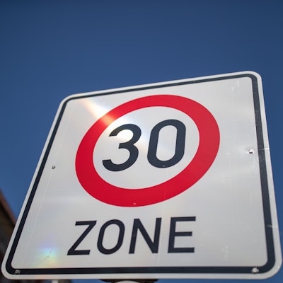Ein Schild zeigt eine Tempo-30-Zone.