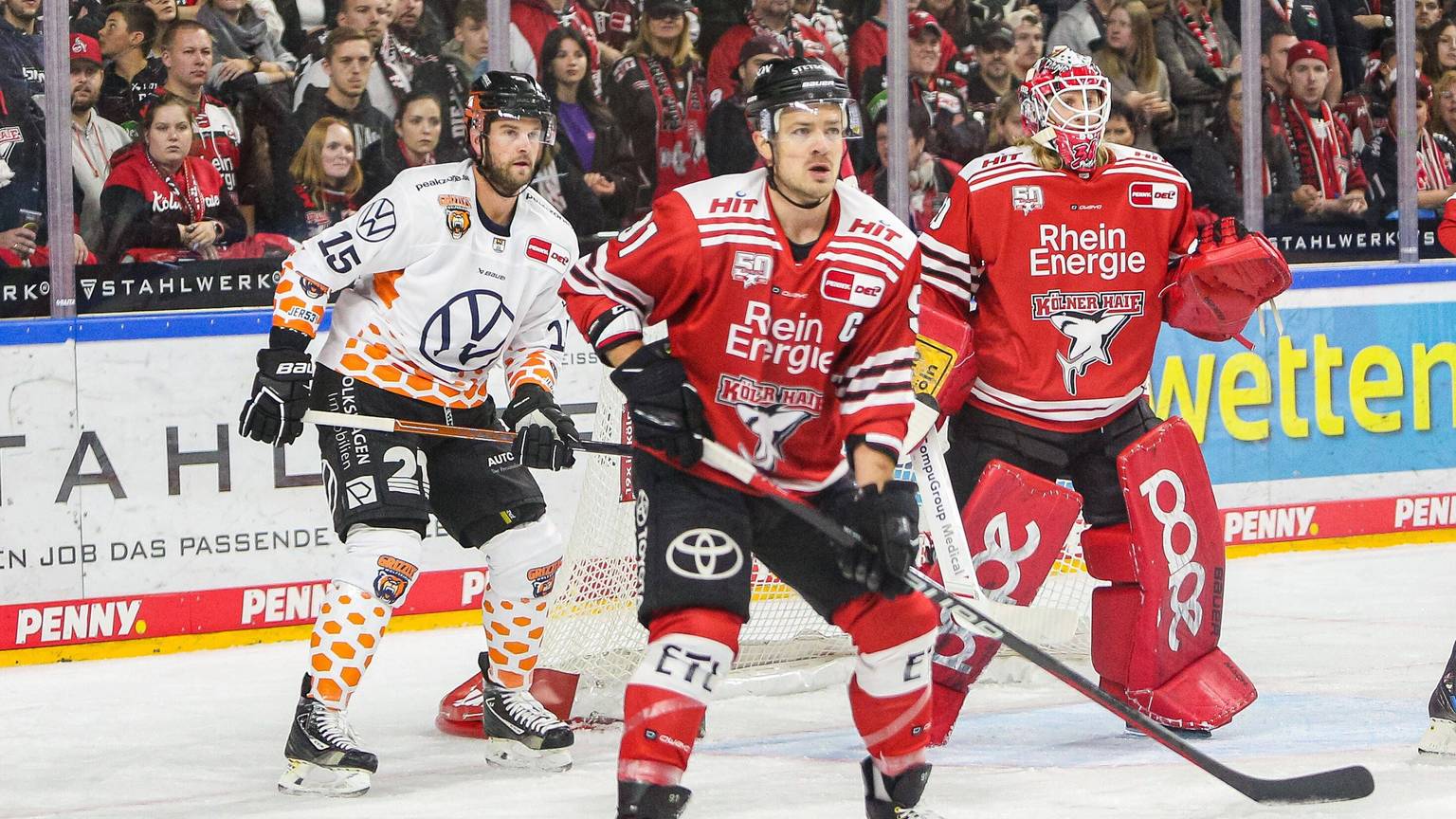 Eishockey Penny-DEL 2.Spieltag Kölner Haie - Grizzlys Wolfsburg in der Lanxess Arena in Köln Dustin Jeffrey Wolfsburg , links Moritz Müller Köln , mitte - Mirko Pantkowski Köln