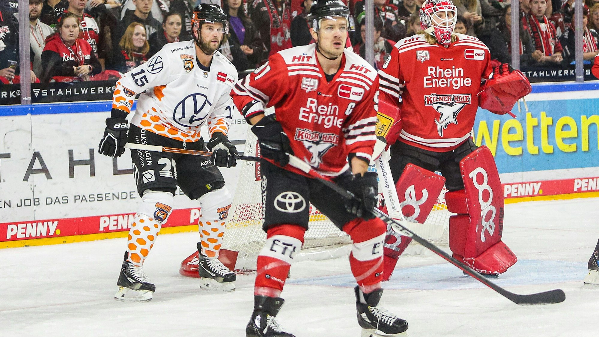 Eishockey Penny-DEL 2.Spieltag Kölner Haie - Grizzlys Wolfsburg in der Lanxess Arena in Köln Dustin Jeffrey Wolfsburg , links Moritz Müller Köln , mitte - Mirko Pantkowski Köln