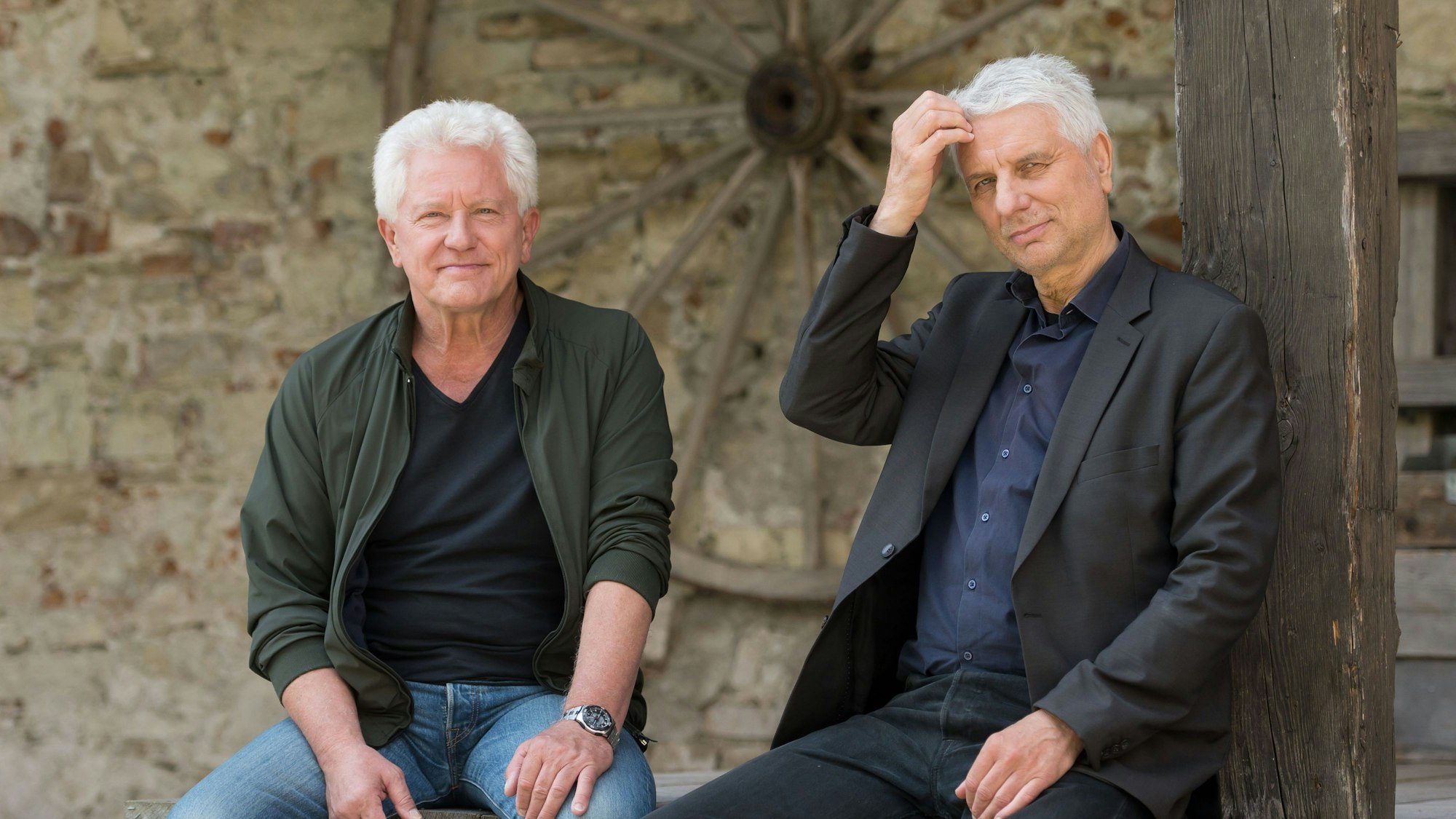 Die Kommissare Ivo Batic und Franz Leitmayr sitzen auf einer Veranda.