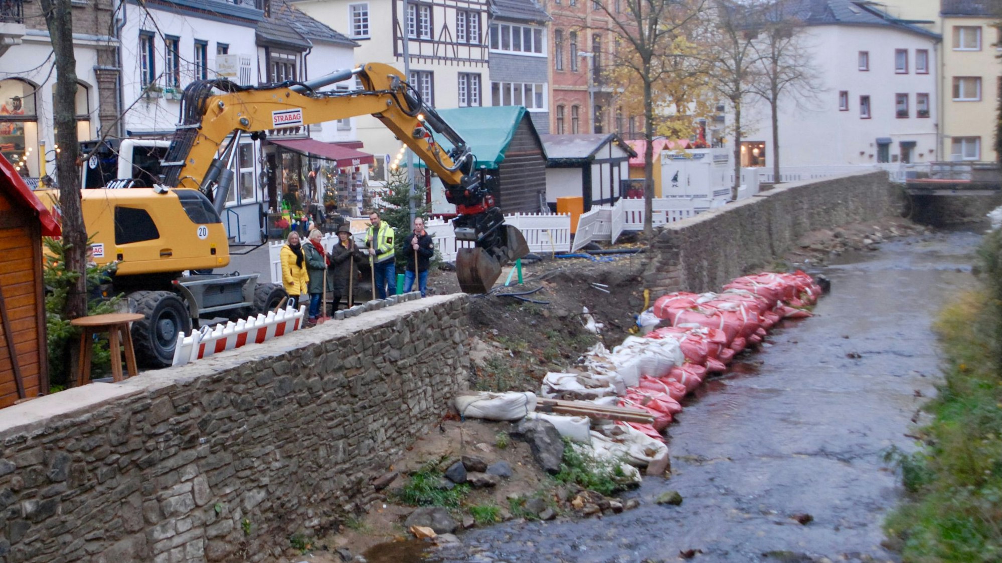 Ein Bagger steht an der Erft in Bad Münstereifel. Dort wird nun eine Freitreppe gebaut.