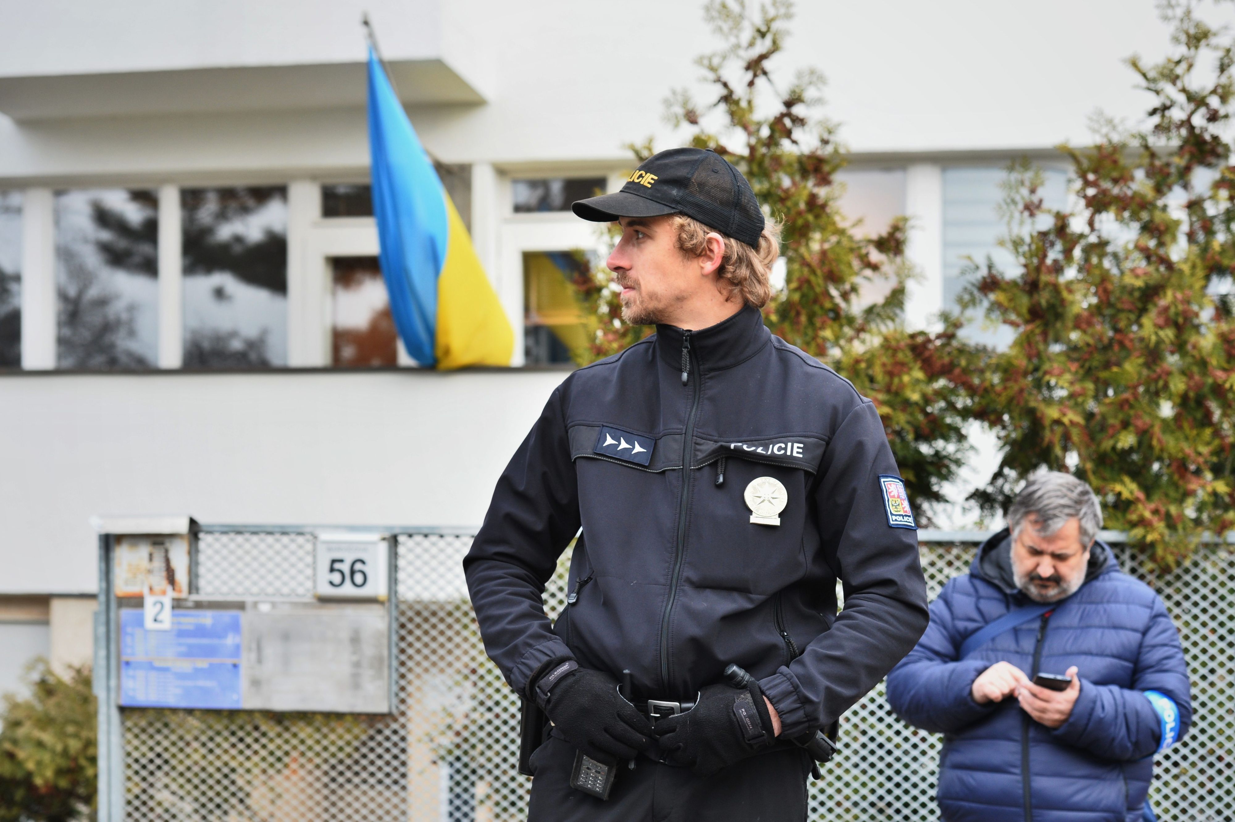 Ein Polizist steht vor dem ukrainischen Konsulat in Brünn, Tschechien.