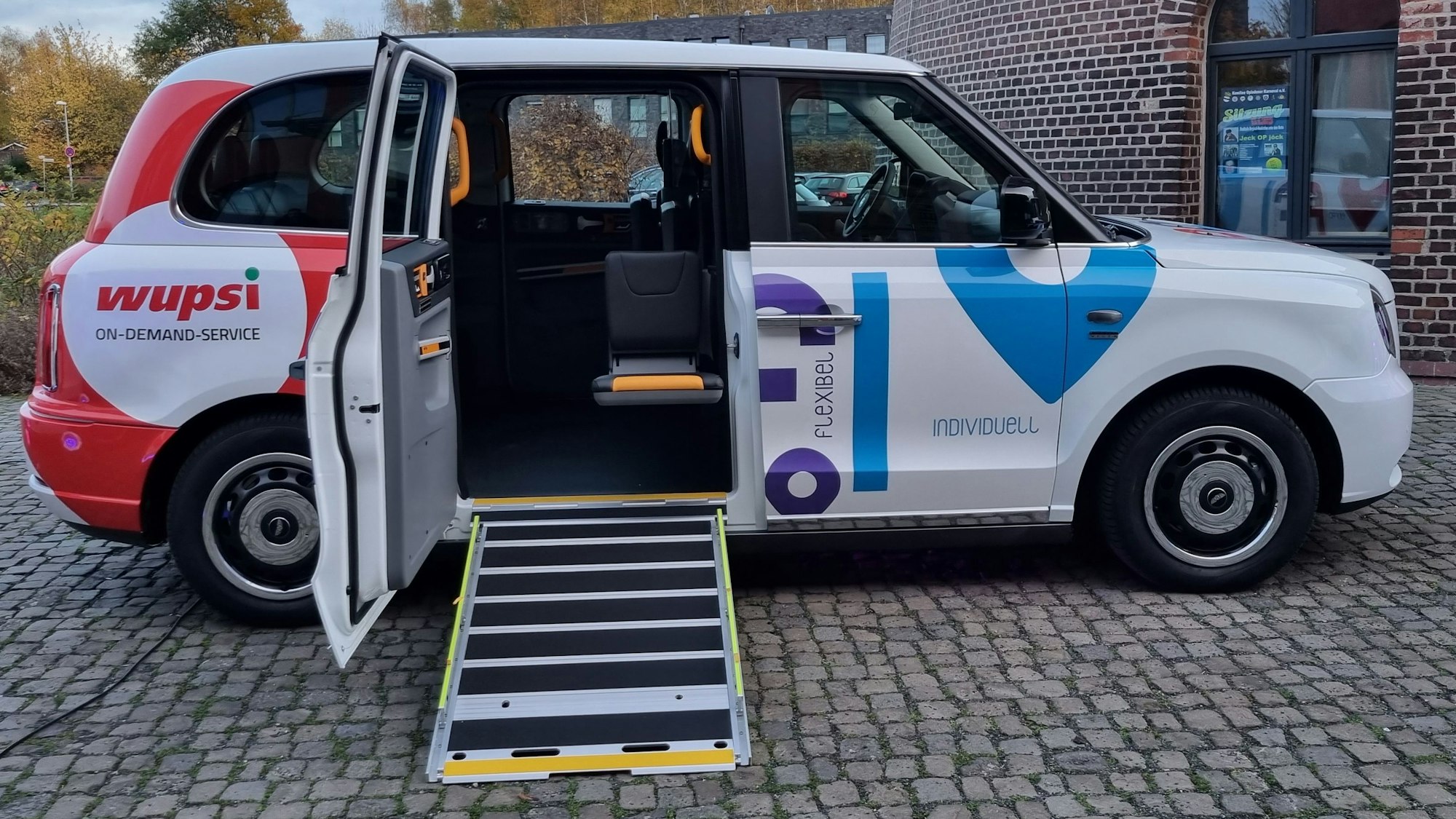 Ein Efi-Großraumtaxi steht mit geöffneter Tür und Zugangsrampe bereit.