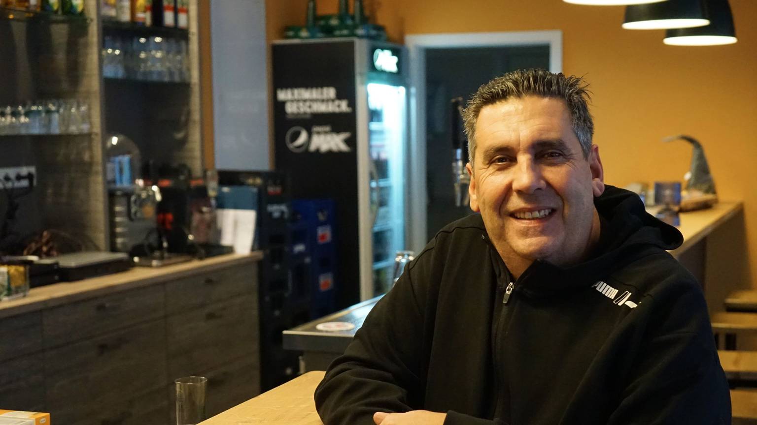 Gastronom Miguel Louzao de la Cruz. lehnt an der Theke seine Bistros Picasso in Hoffnungsthal