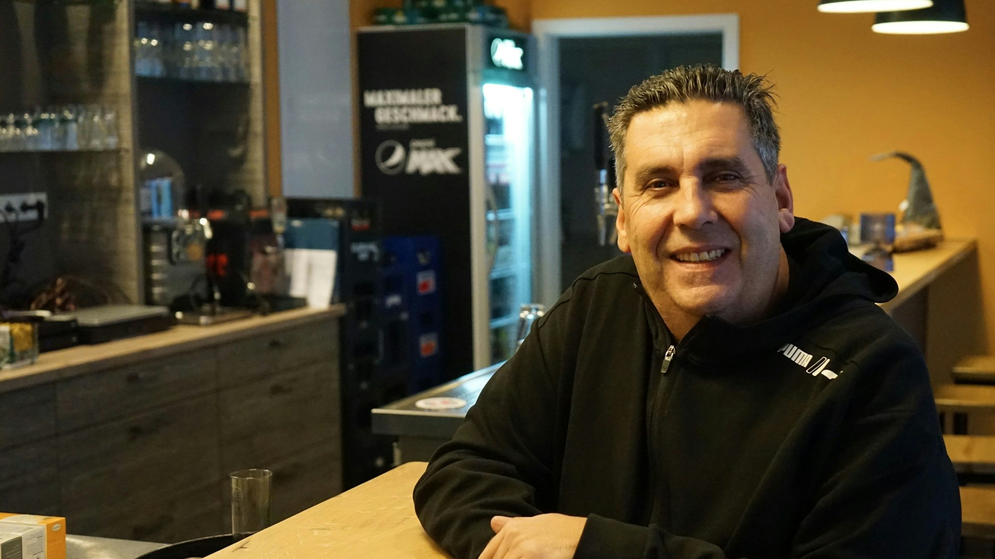 Gastronom Miguel Louzao de la Cruz. lehnt an der Theke seine Bistros Picasso in Hoffnungsthal