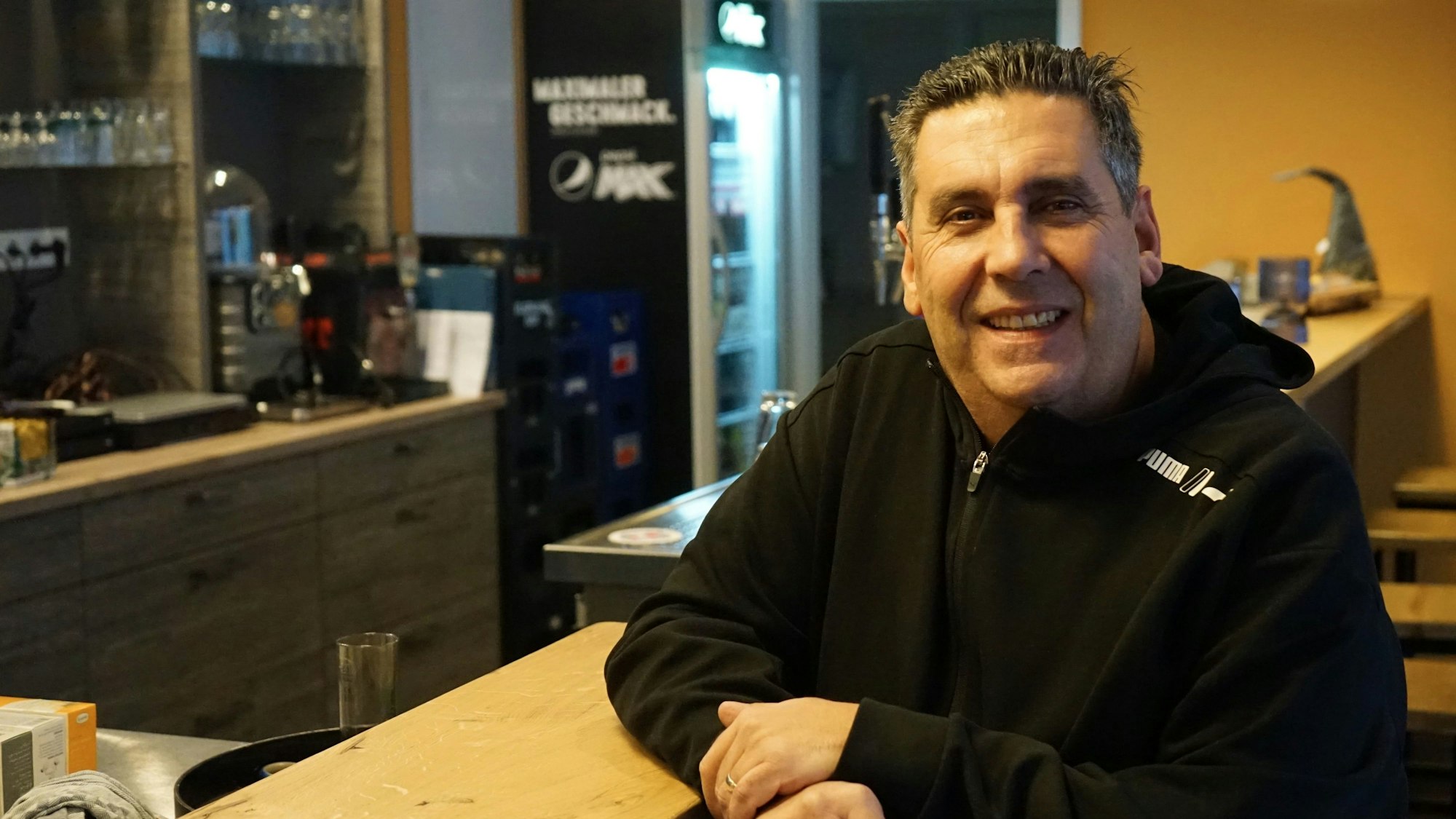 CDU-Ratsherr und Gastronom Miguel Louzao de la Cruz möchte Bürgermeisterkandidat der CDU Rösrath werden. Kritik aus der CDU-Spitze hält ihn nicht auf.