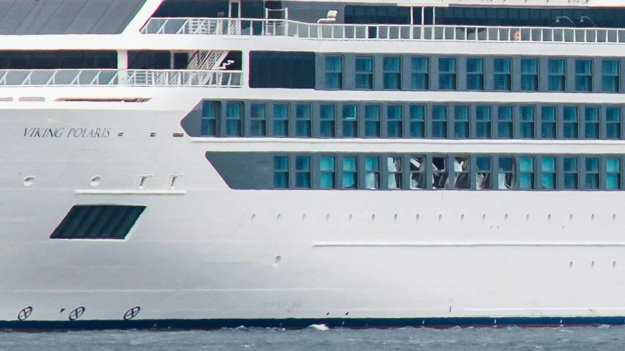 Das Kreuzfahrtschiff „Viking Polaris“ ist durch eine Monsterwelle stark beschädigt worden.