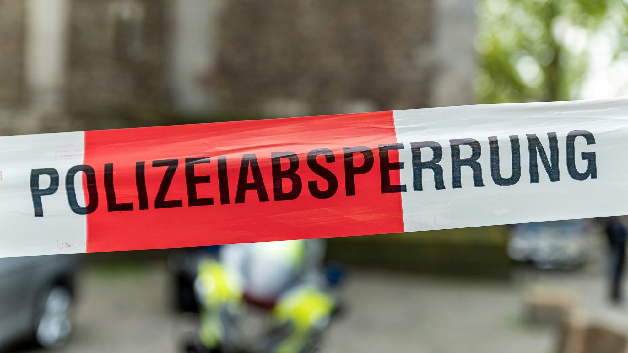 Ein mit Flatterband der Polizei NRW abgesperrter Bereich (Symbolbild)