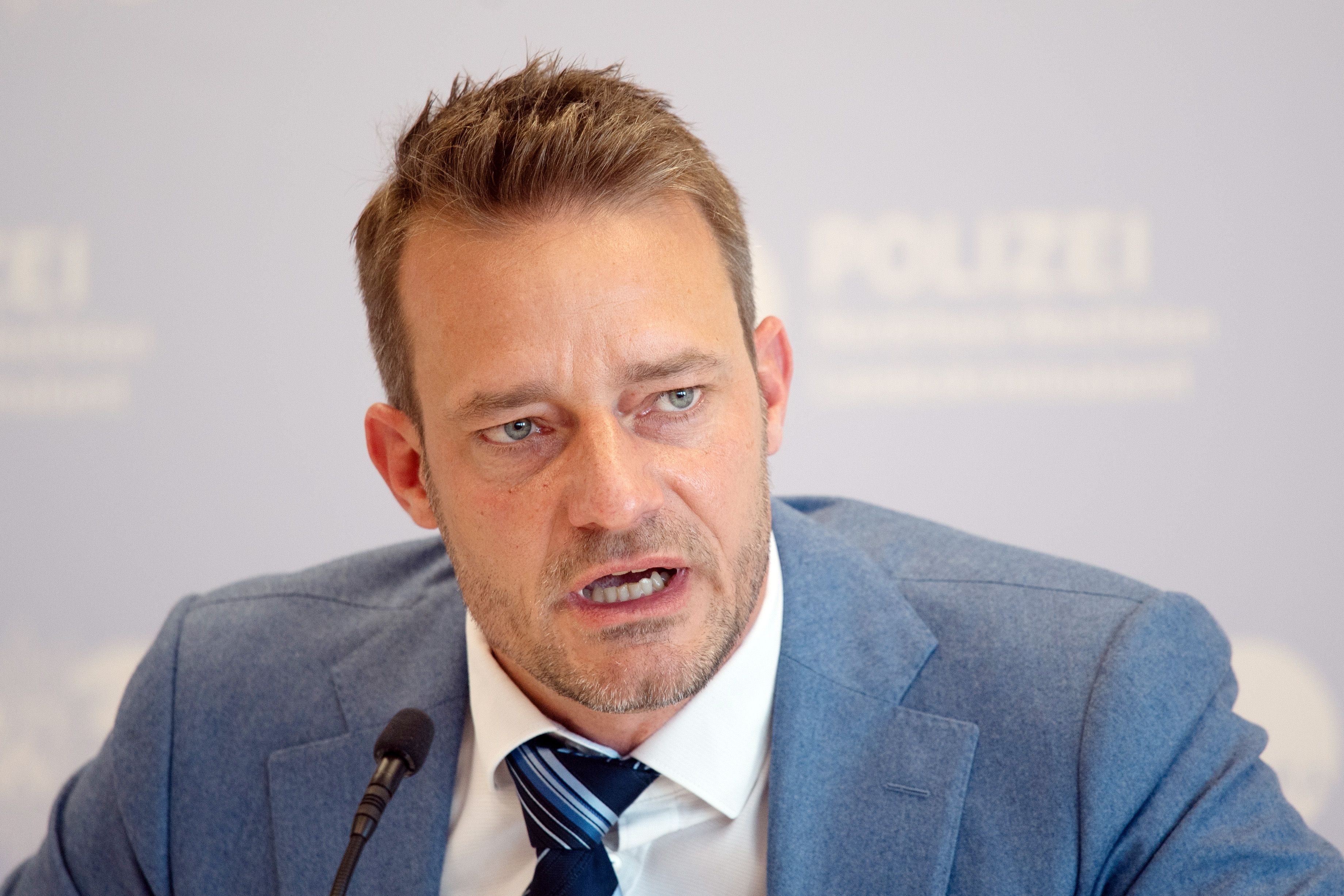 Oliver Huth, Leiter der Ermittlungskommission im Landeskriminalamt Nordrhein-Westfalen, spricht während einer Pressekonferenz. Ermittler haben in Nordrhein-Westfalen und Neapel zeitgleich einen Geldfälscher-Ring zerschlagen, hinter dem die italienische Mafia stecken soll. +++ dpa-Bildfunk +++