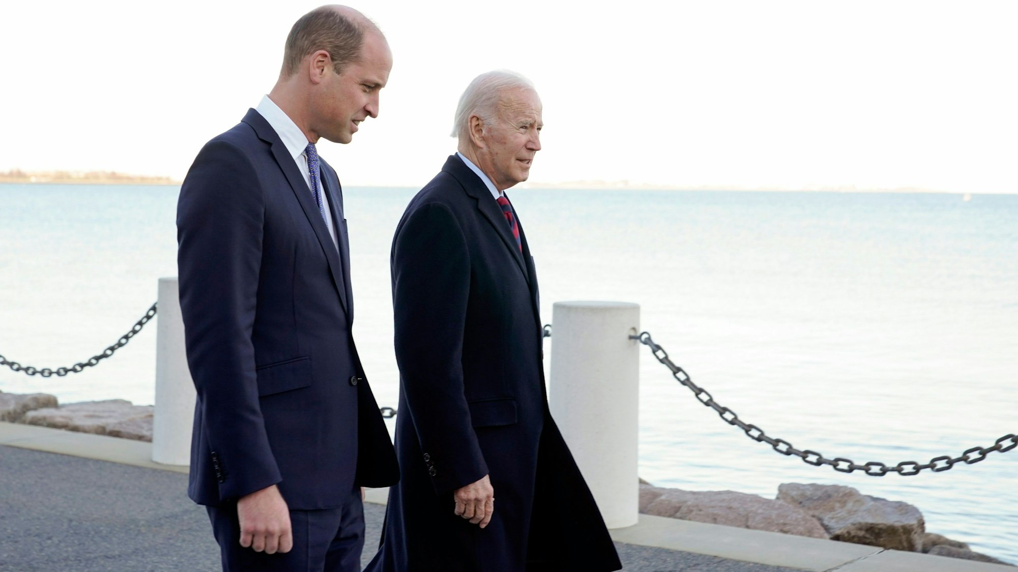 US-Präsident Joe Biden und der britische Thronfolger Prinz William gehen nebeneinander her.