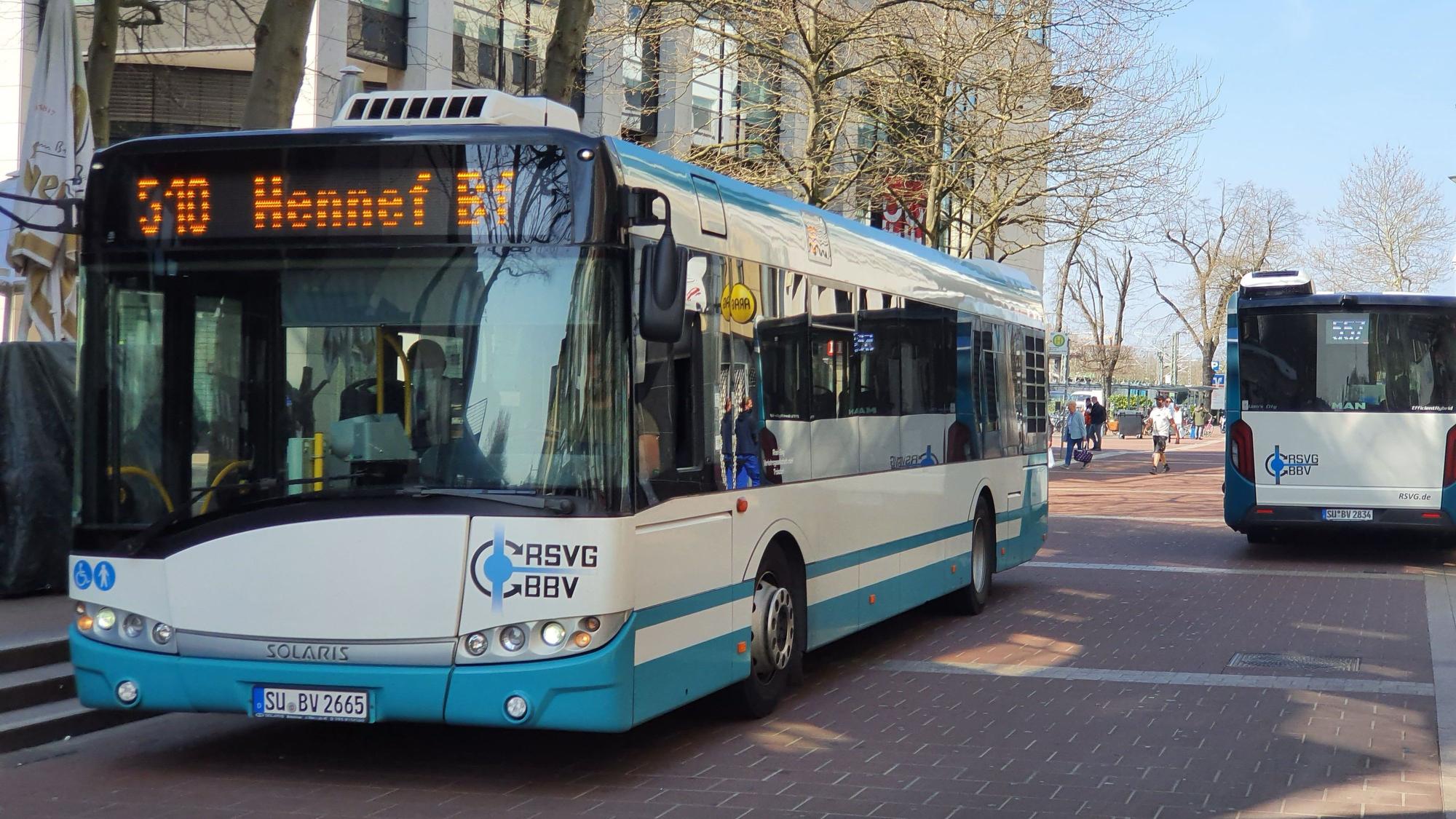 Zwei Linienbusse der Rhein-Sieg-Verkehrsgesellschaft fahren auf dem Europaplatz vor dem ICE-Bahnhof Siegburg/Bonn.
