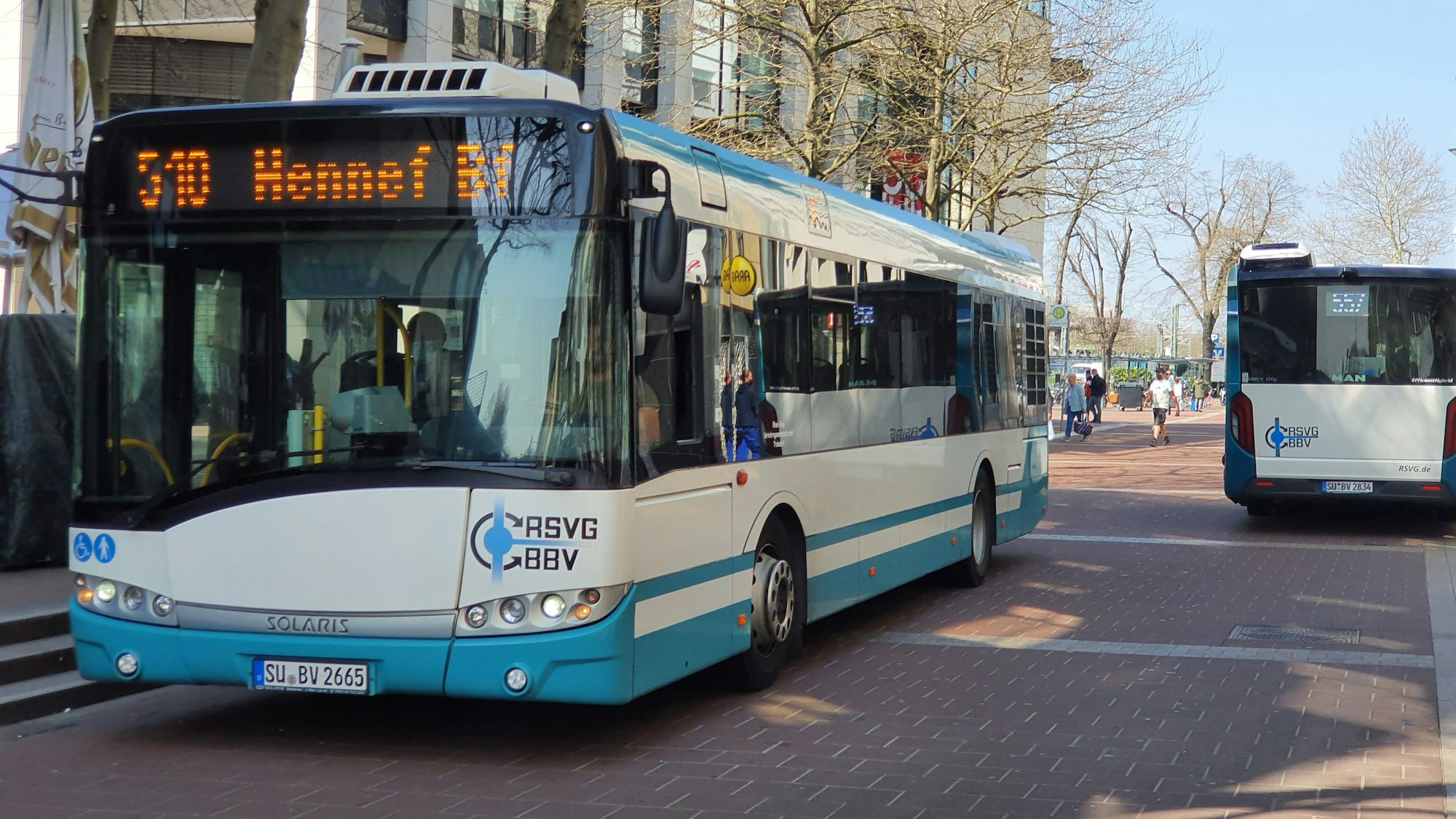 Ein Bus der RSVG-Linie 510 passiert den Siegburger Europaplatz.