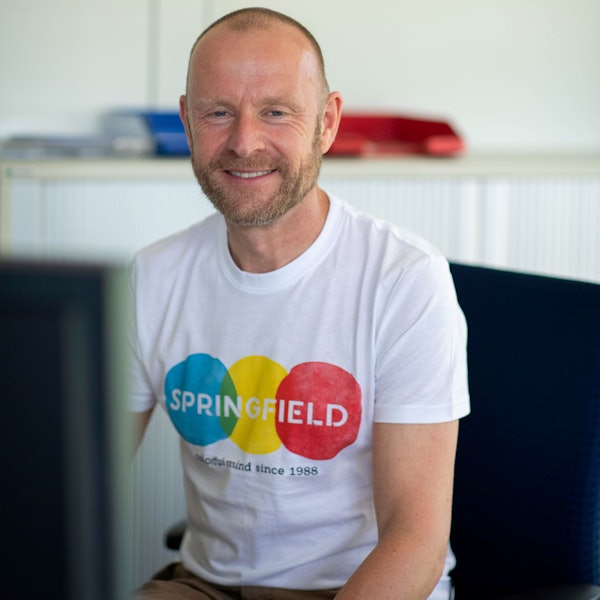 Christian Ramolla sitzt an einem Computer-Monitor.