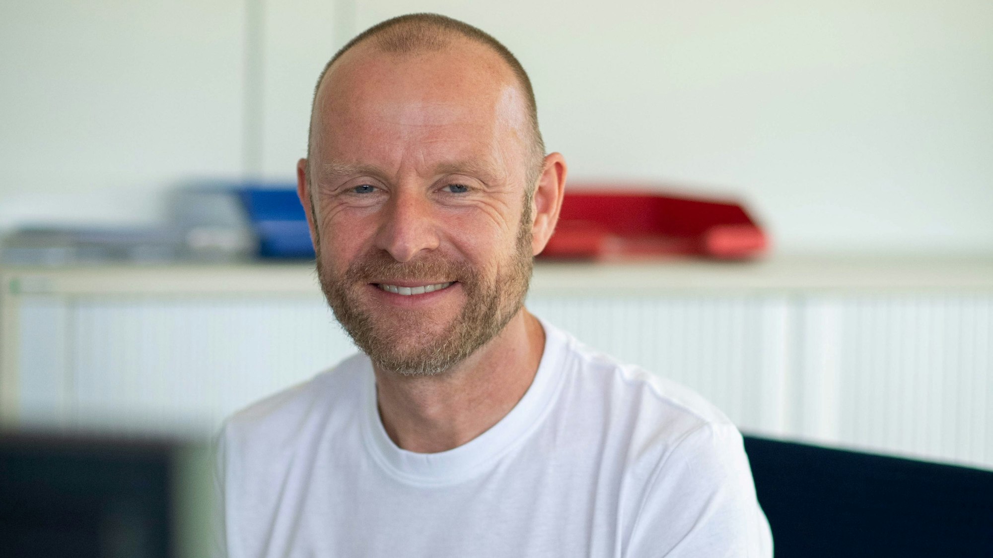 Christian Ramolla sitzt an einem Computer-Monitor.