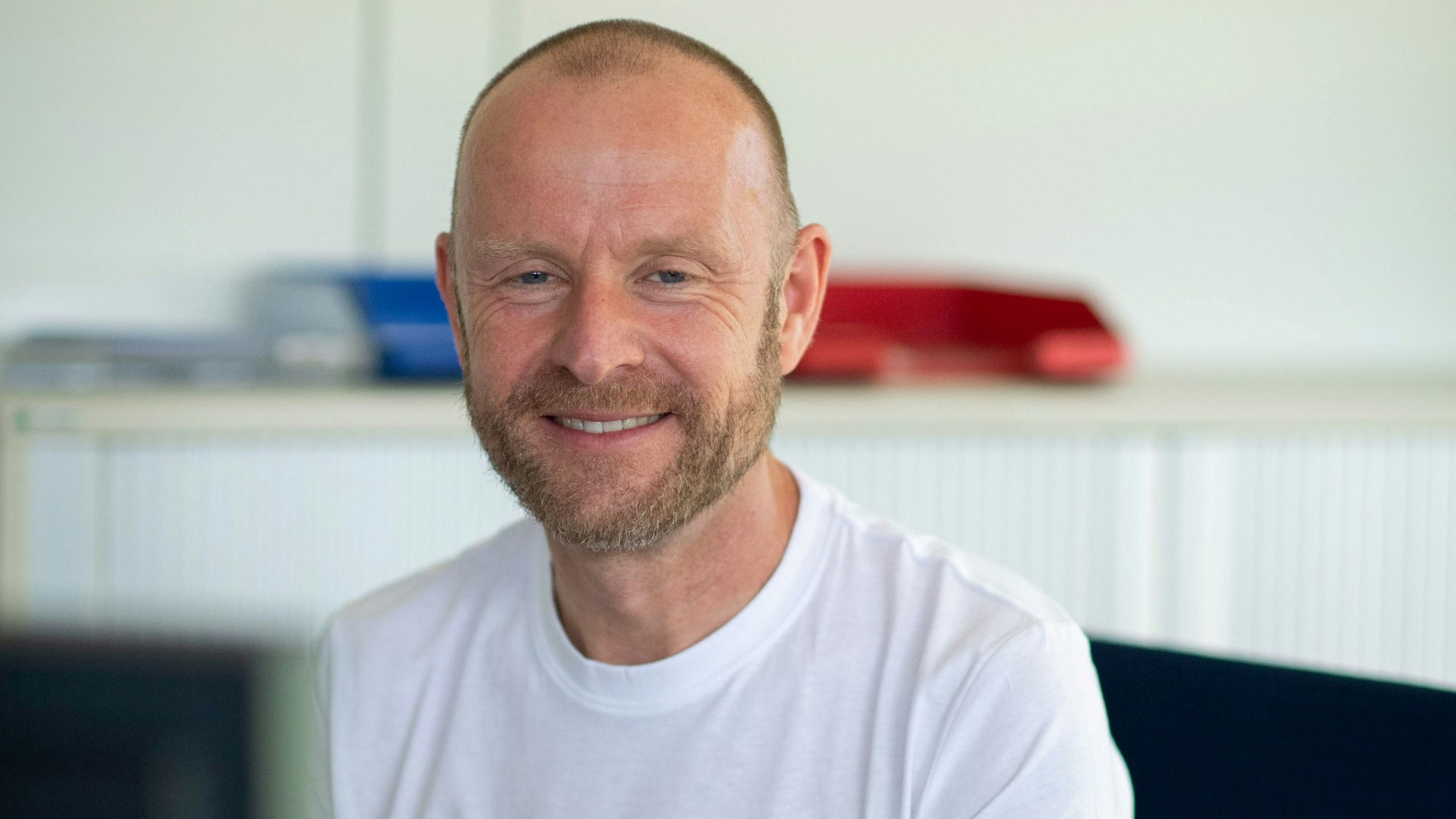 Christian Ramolla sitzt an einem Computer-Monitor.