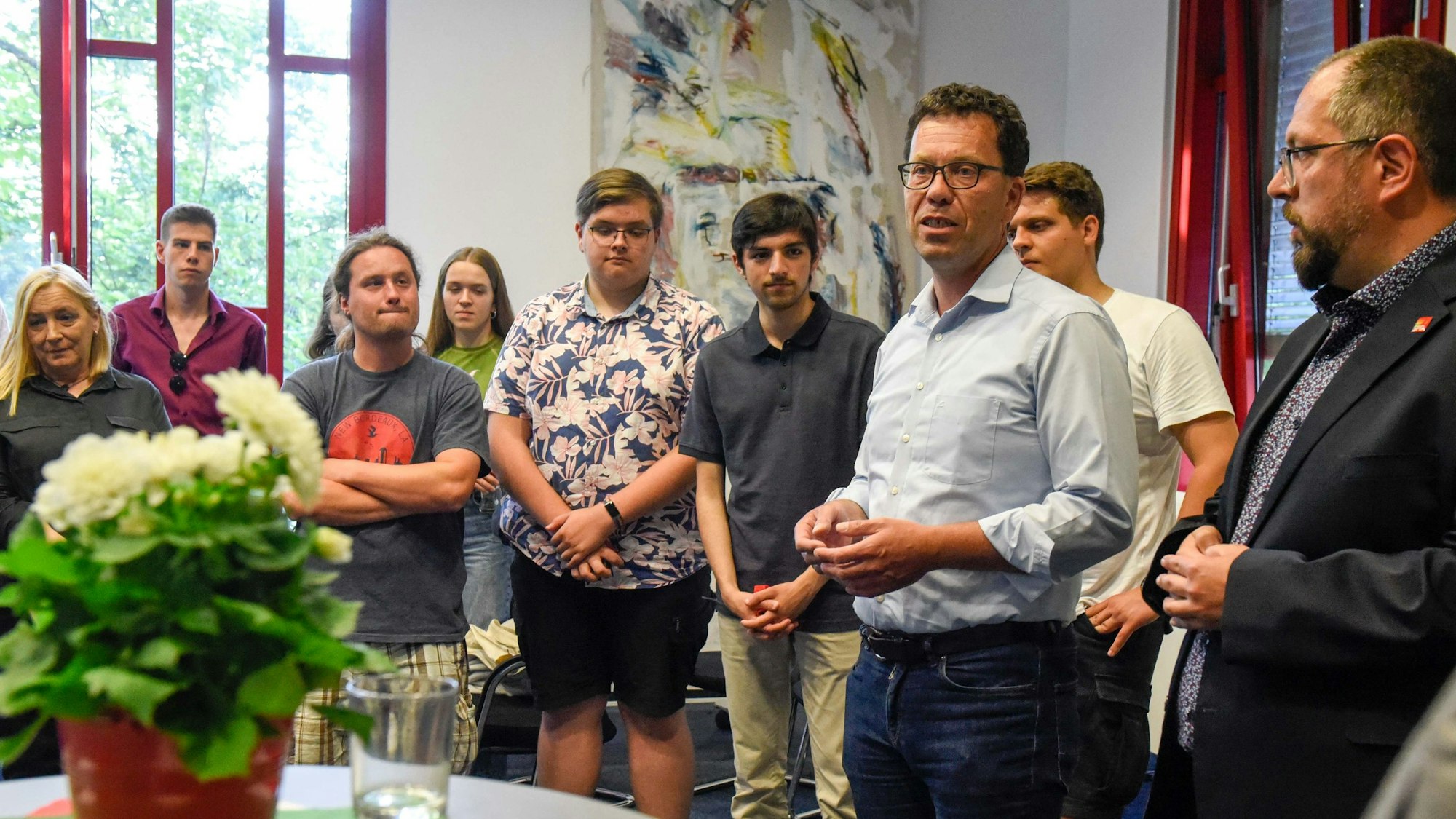 Mitglieder der SPD-Fraktion stehen im Kreis bei den Ergebnissen zur Landtagswahl. (Archivbild)